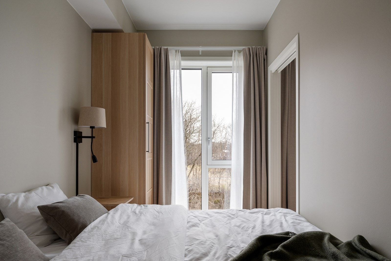 Store vindusflater gir godt lysinnslipp og en rolig atmosfære. Galleribilde