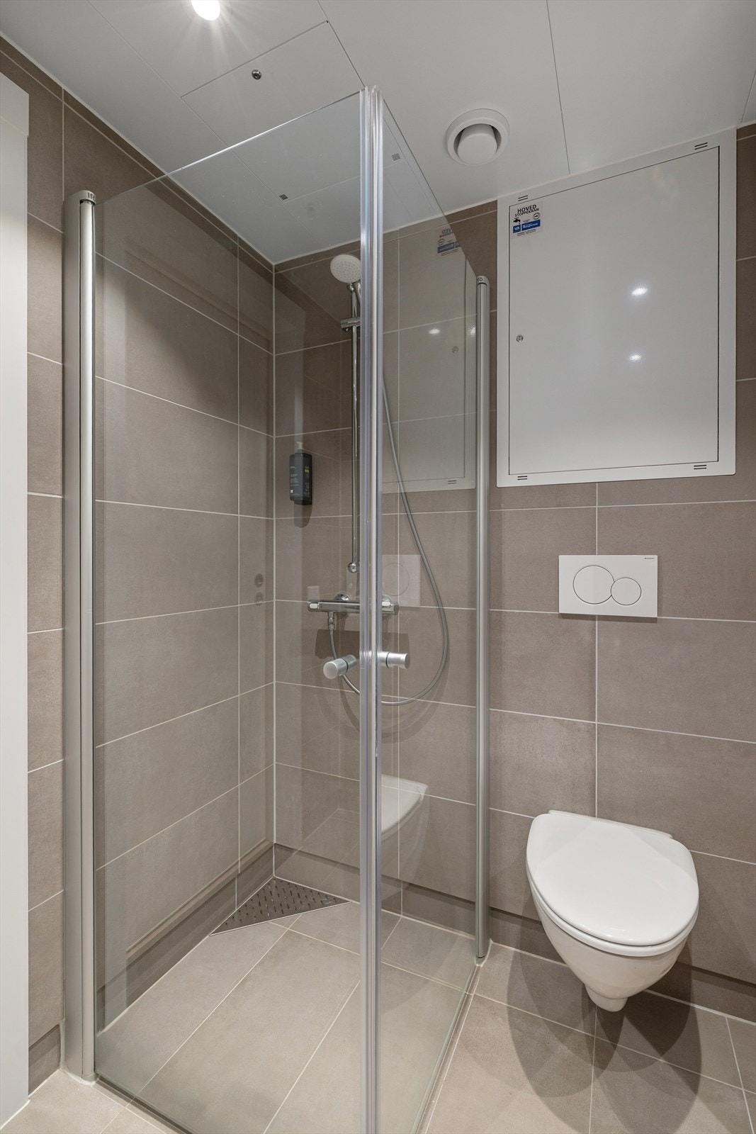 Badet har varme i gulv og spotter i himling. Galleribilde