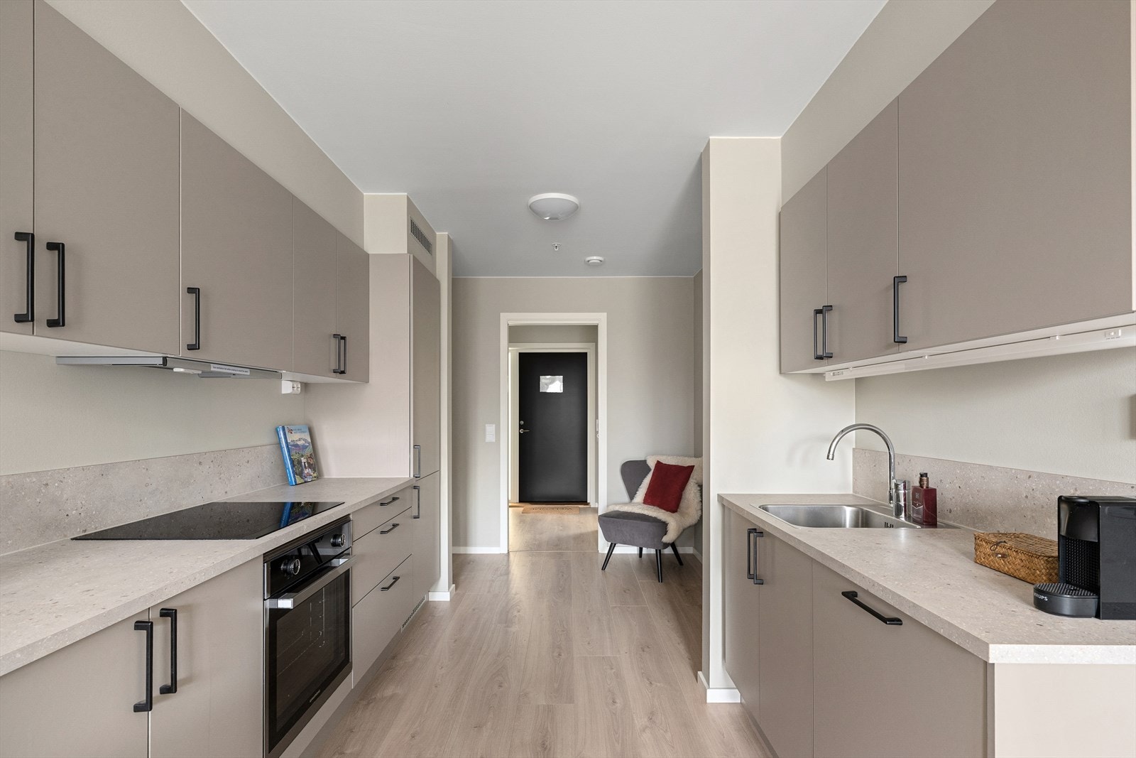 Moderne og funksjonelt kjøkken med integrerte hvitevarer, gode arbeidsflater og rikelig med skapplass. Galleribilde