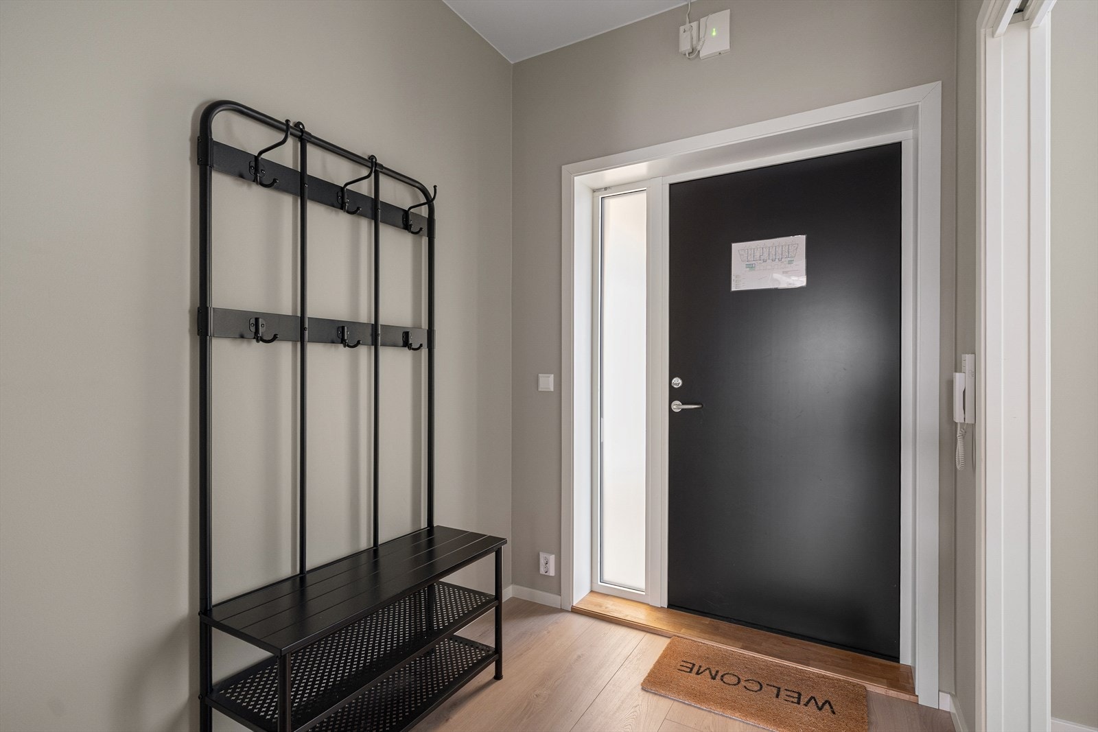 Innbydende entré med plass til garderobeløsning og praktisk oppbevaring. Galleribilde