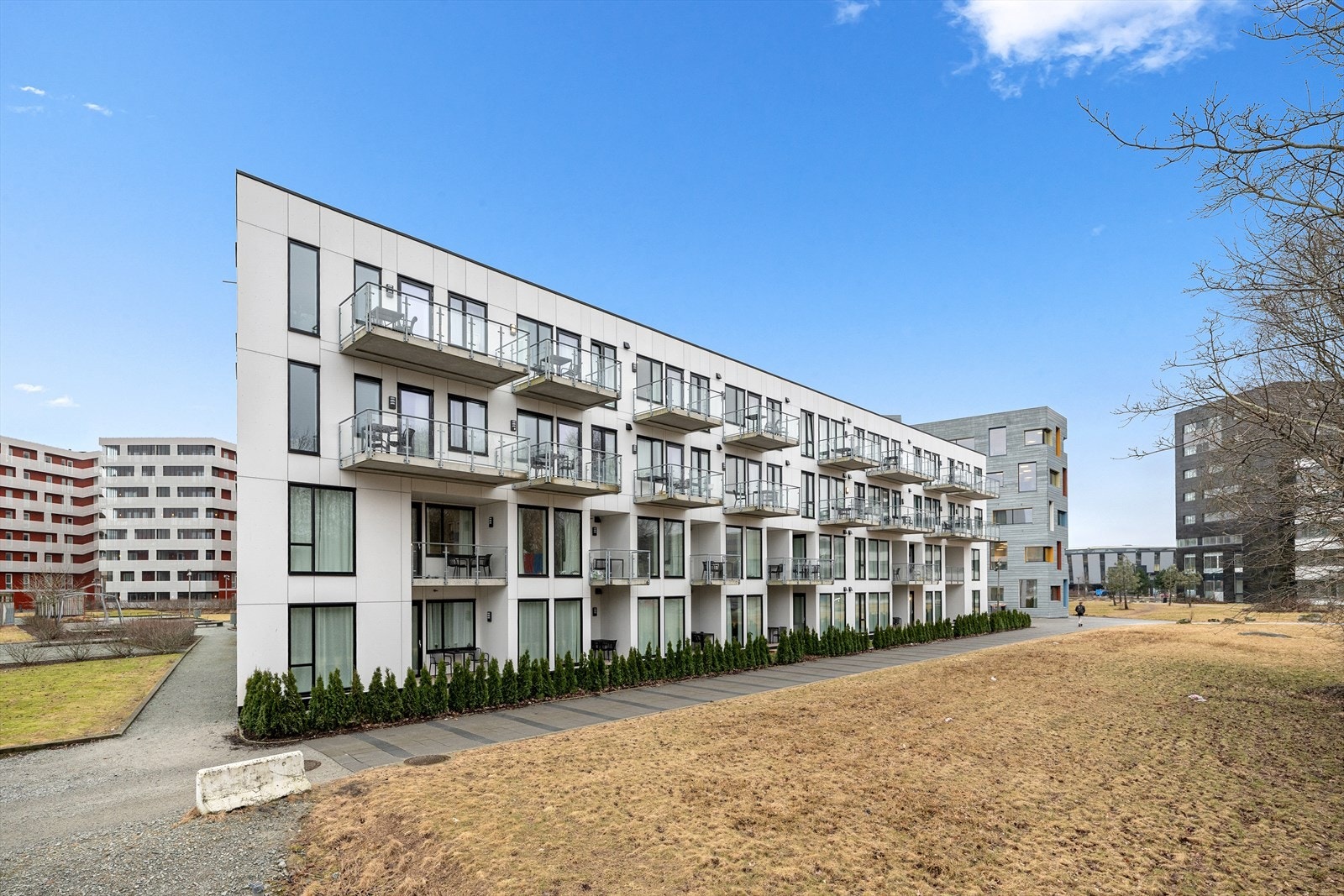 Moderne leilighetsbygg som ble ferdigstilt i 2024 med pene fellesområder. Galleribilde