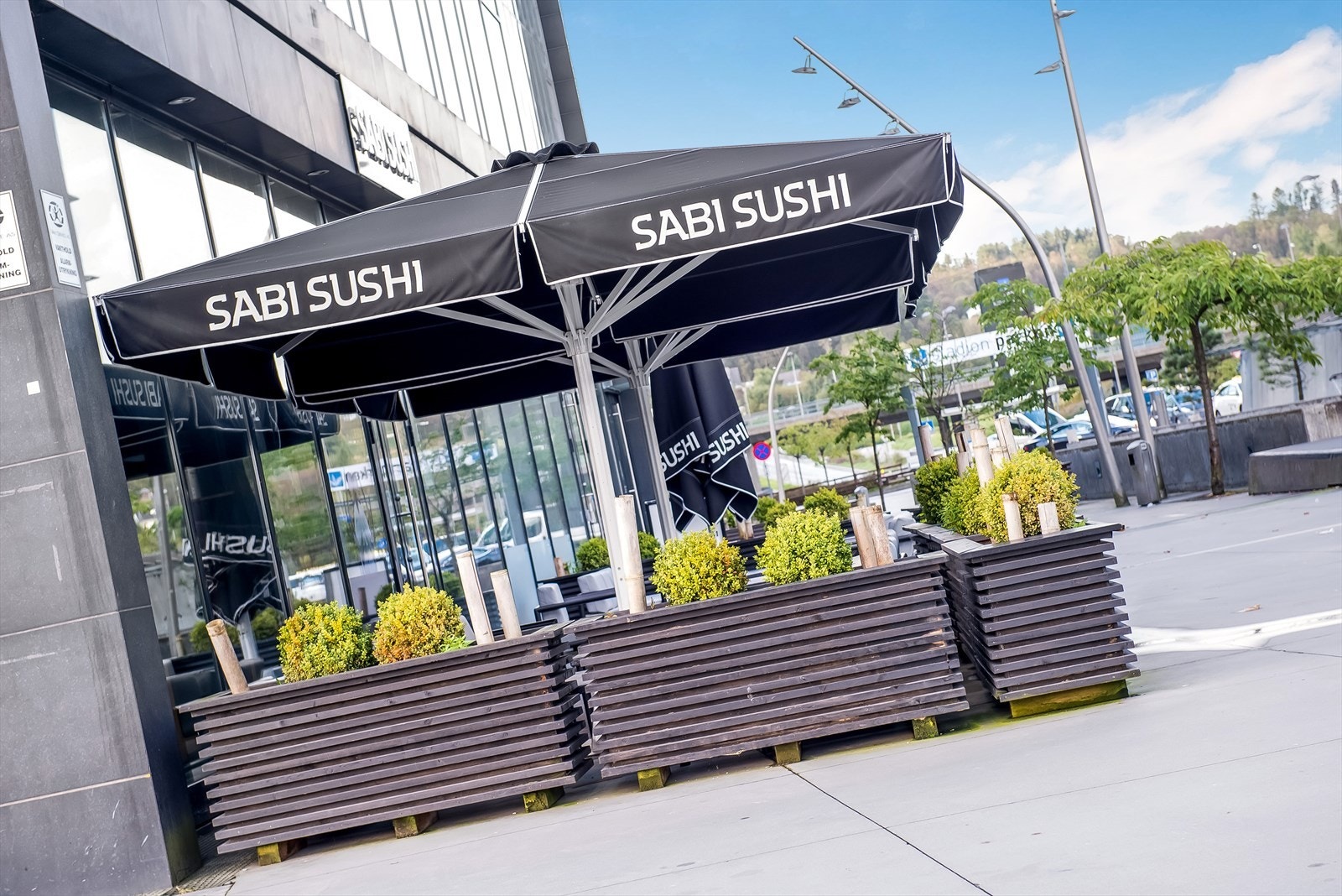 Stadionparken ligger i kort avstand fra boligen og tilbyr et bredt utvalg av butikker, serveringssteder og servicetilbud. Galleribilde