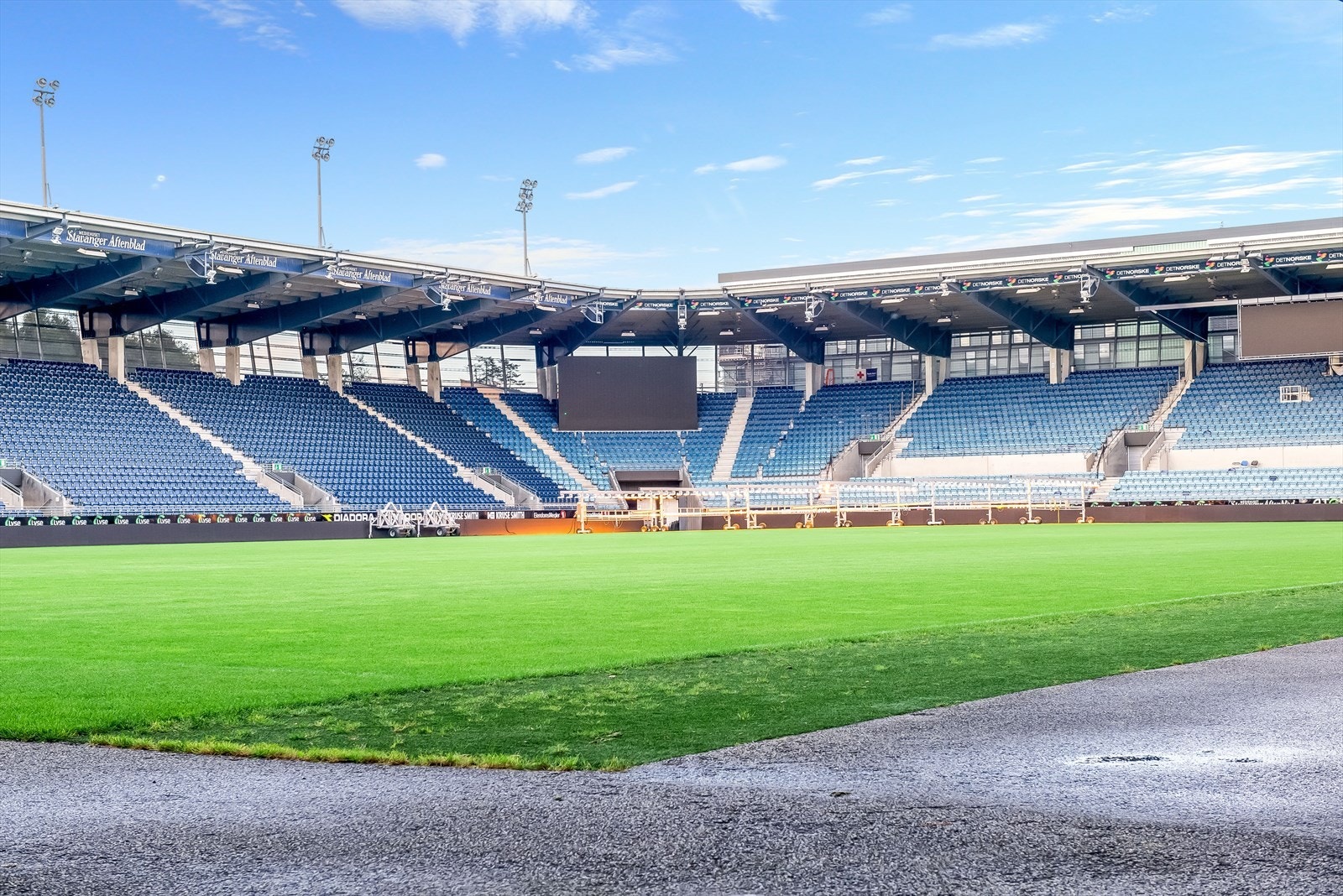 Lyse arena som nærmeste nabo. Galleribilde