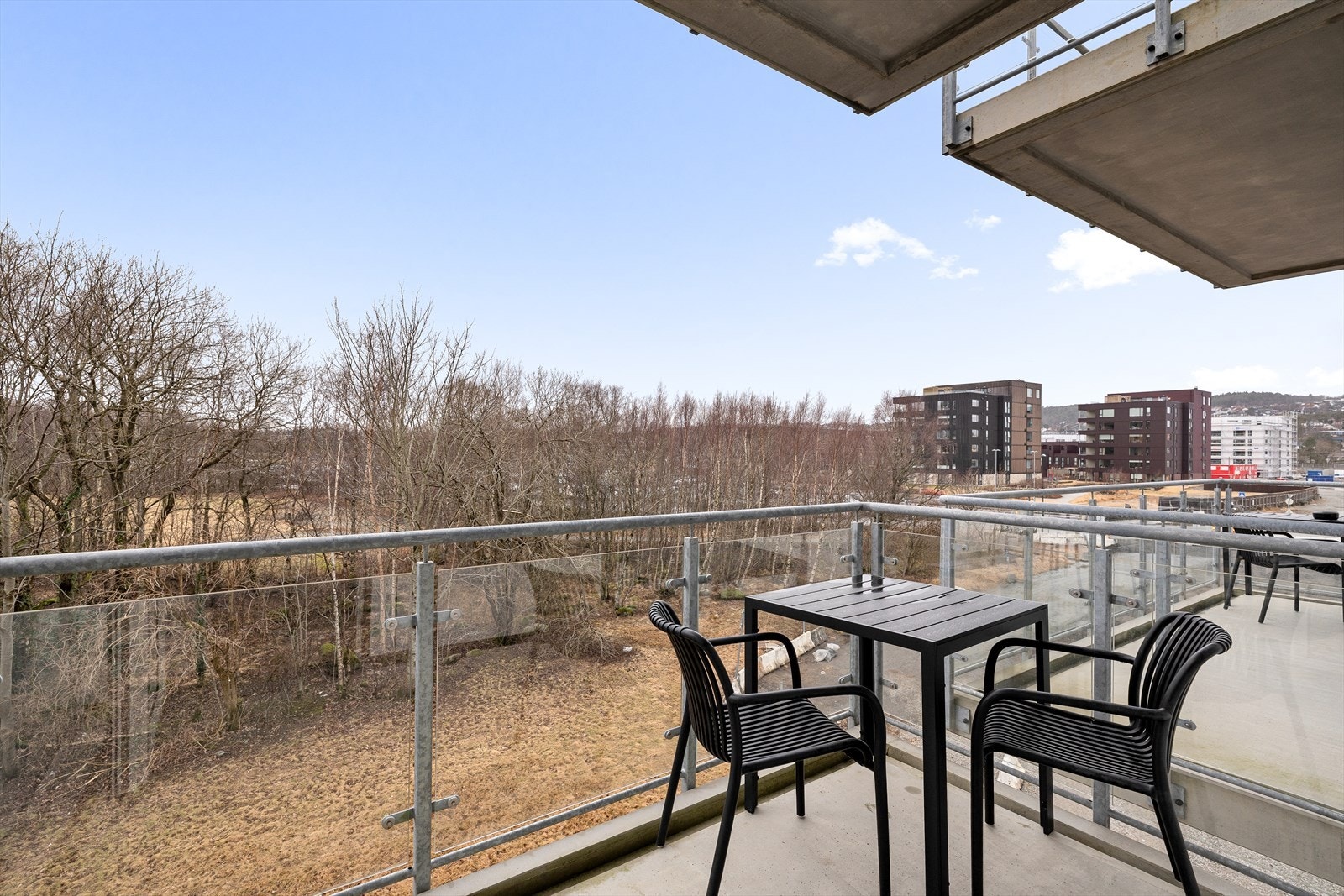 Solrik balkong med plass til sittegruppe. Galleribilde