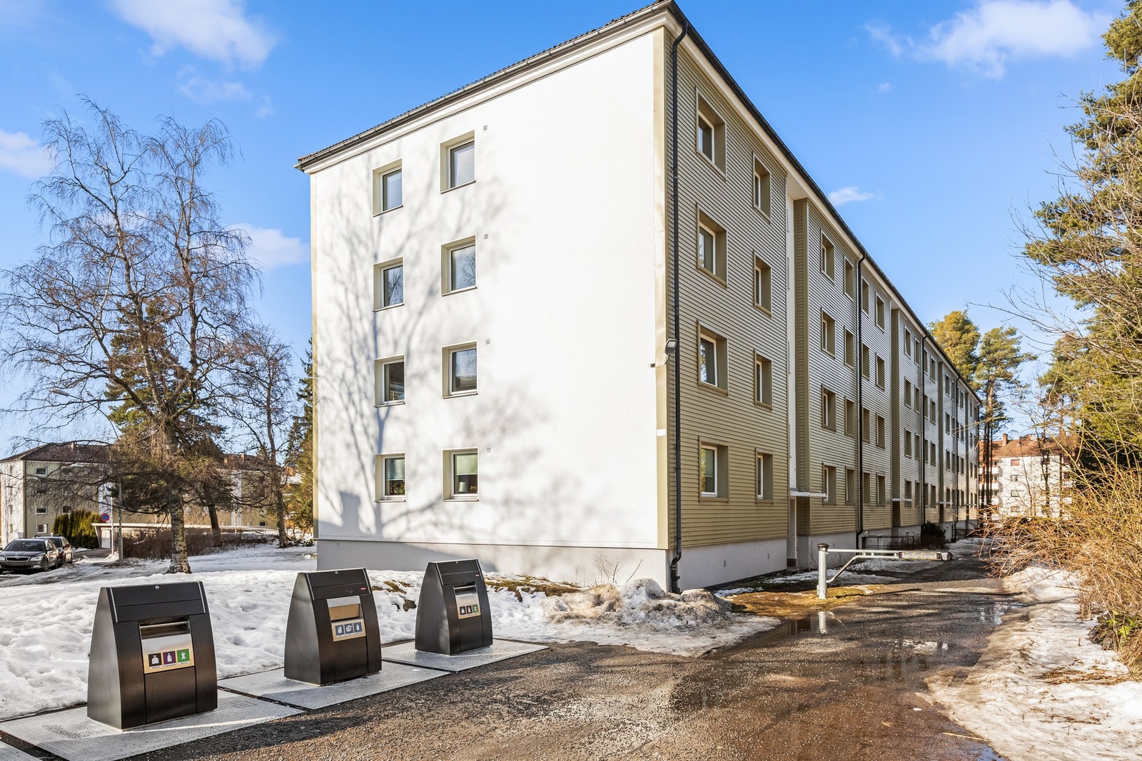 Boligblokken ligger fint og usjenert plassert til med nærhet til busstopp og T-banestasjoner, samt kort vei til kjøpesenter, idrettsanlegg og populære turområder. Galleribilde