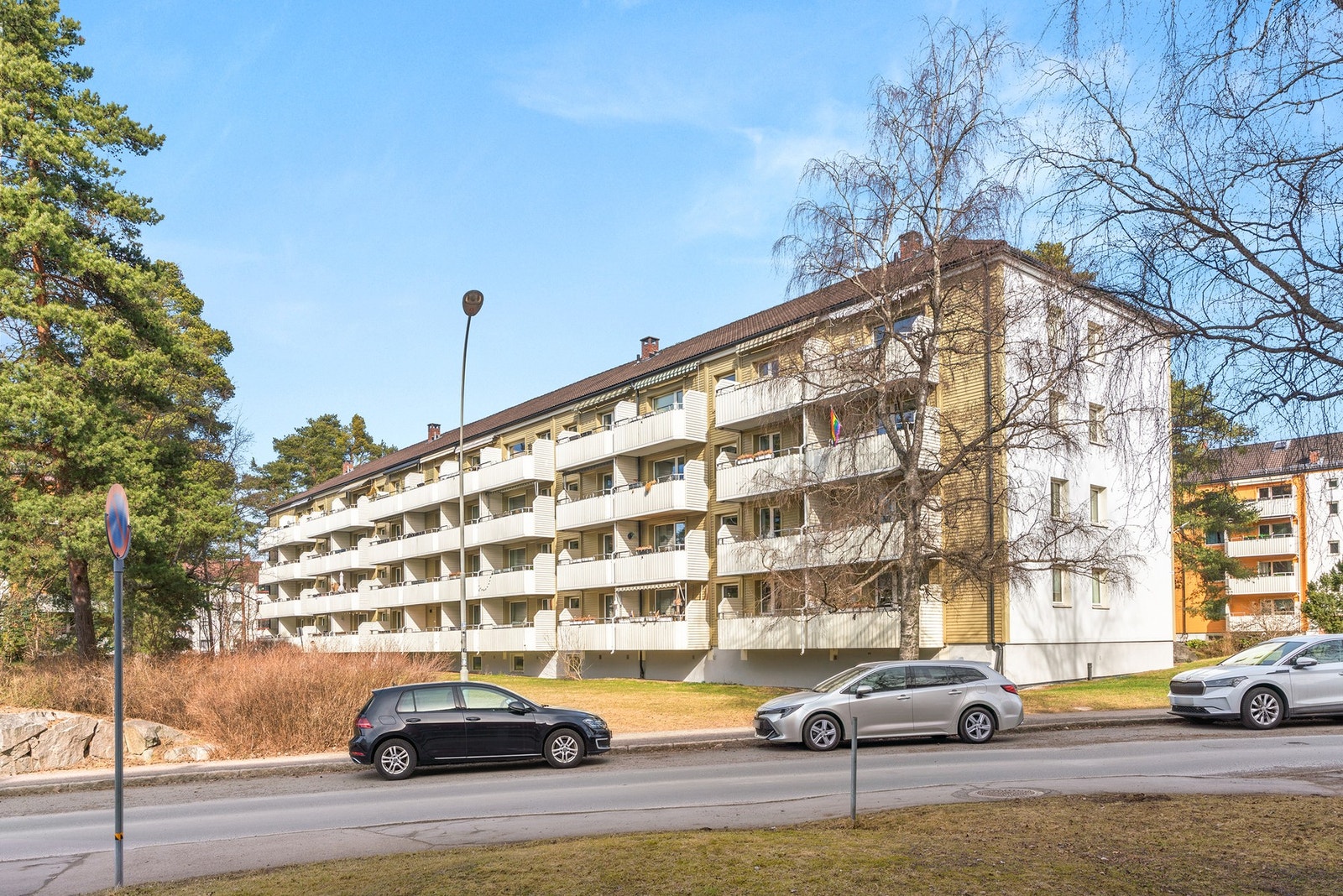 Leiligheten ligger i byggets høye første etasje og vender ut mot et hyggelig grøntareal. Galleribilde