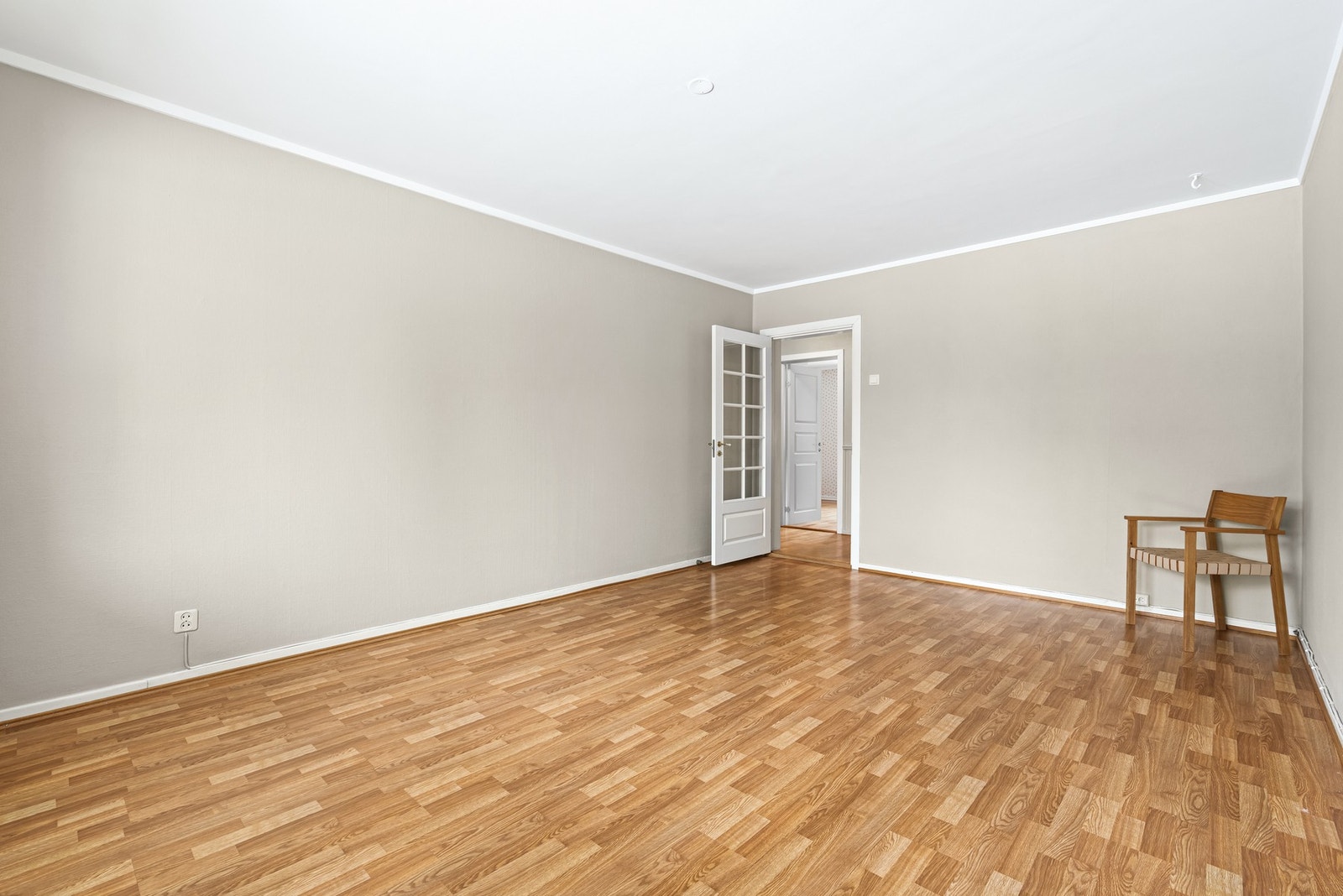 Rommet har plass til både sofa- og tv-løsning. Fyring (oppvarming), varmtvann og grunnpakke kabel-tv/internett er inkludert i felleskostnadene. Galleribilde