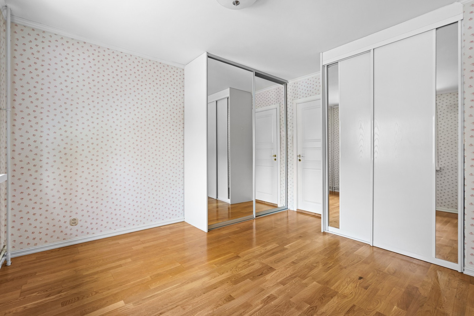 Det er 2 stk. skyvedørsgarderober med speil på soverommet, som gir godt med oppbevaringsplass. Galleribilde