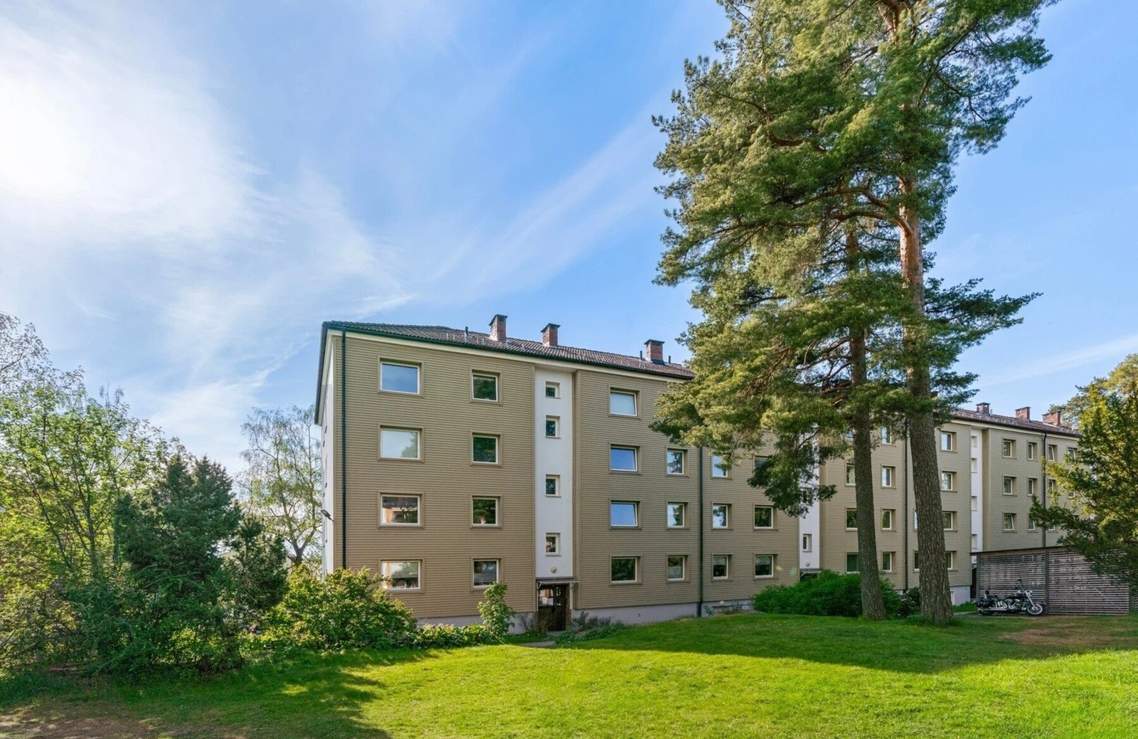 Mellom bebyggelsen i borettslaget er det store, felles grøntarealer, sittegrupper, trær og beplantning. Galleribilde
