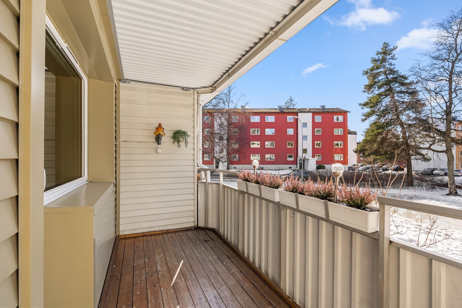 Fra stuen er det utgang til en vestvendt balkong på ca. 7 kvm. Galleribilde