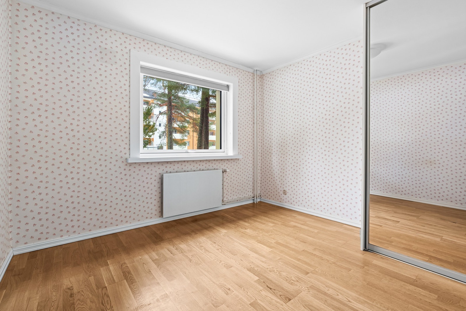 Leiligheten har et romslig soverom som får godt med naturlig lysinnslipp fra stor vindusflate. Galleribilde