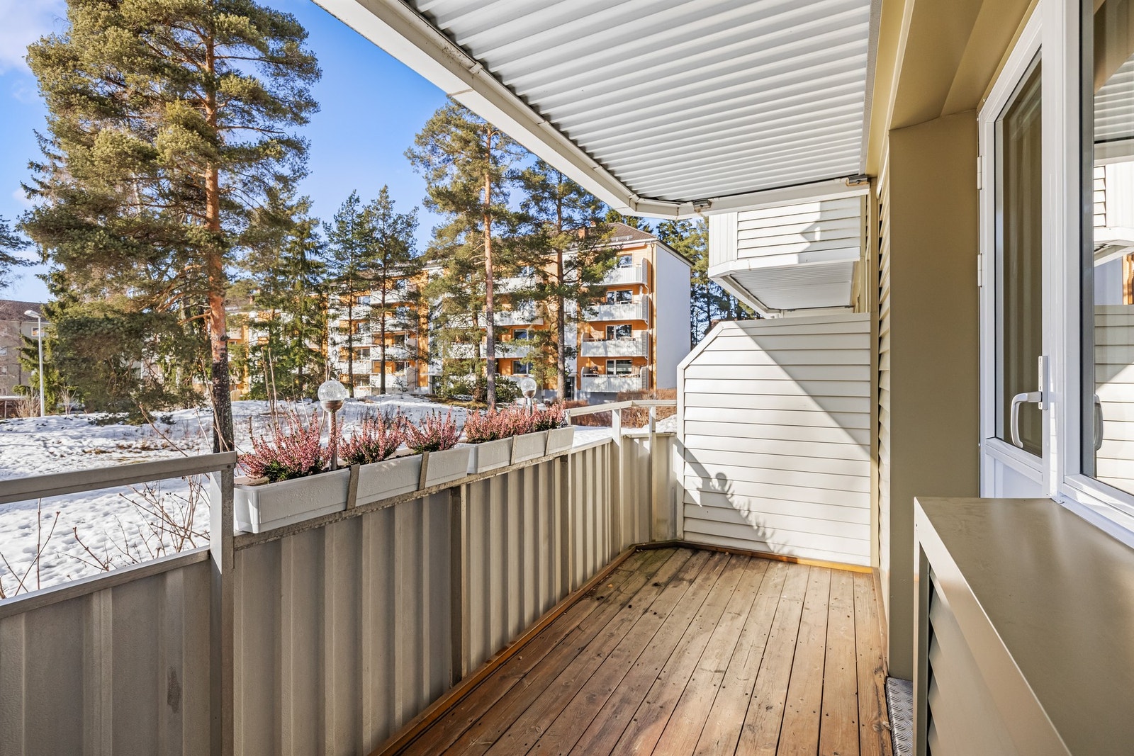 Oppsaltoppen 19B er en lys 2-roms på 54 m² i første etasje. Beliggenheten er naturnær, rolig og attraktiv, med nærhet til matbutikk, busstopp og marka, samt kort vei til T-bane. Galleribilde