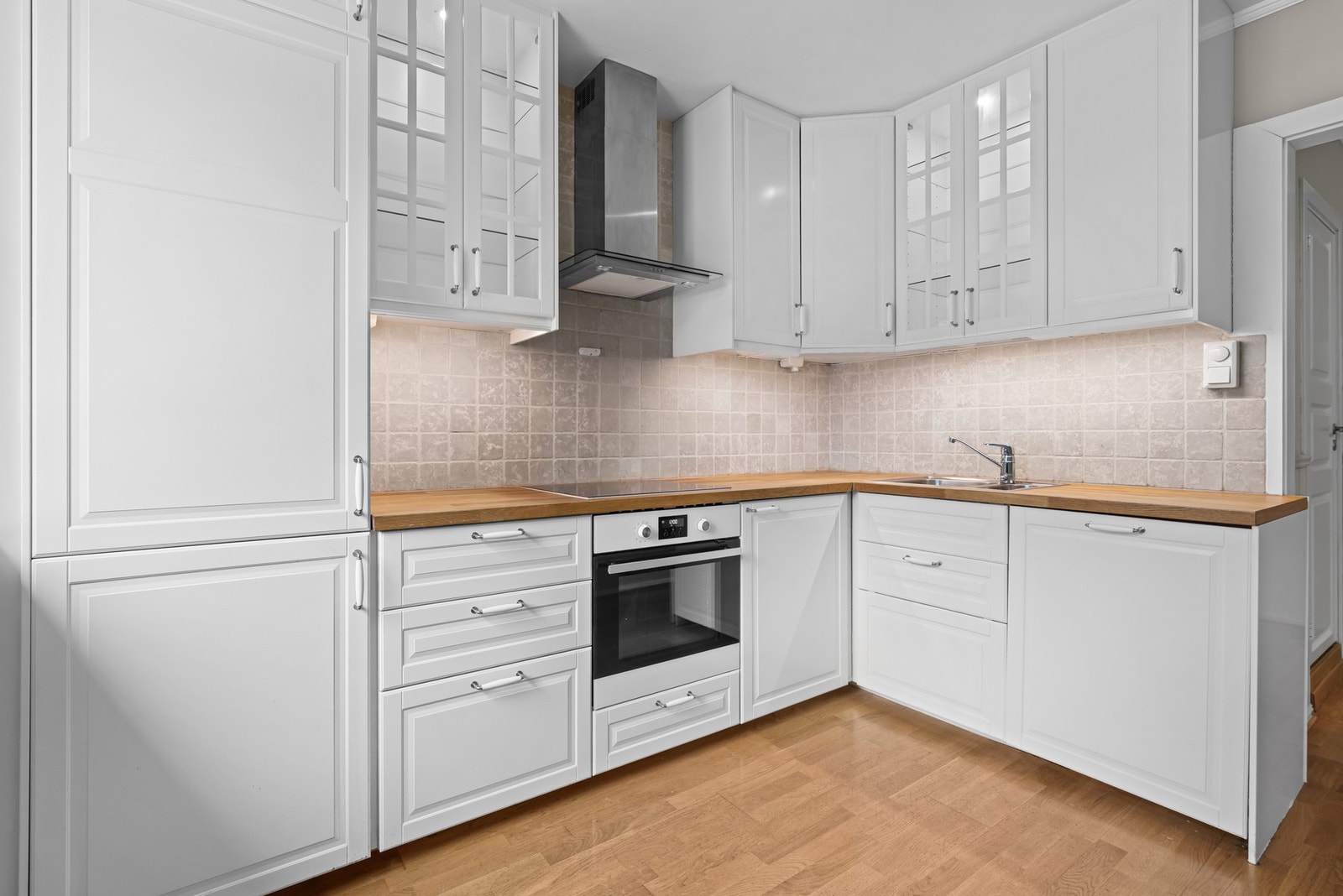 Videre er kjøkkenet utstyrt med integrerte hvitevarer som oppvaskmaskin, kjøleskap, stekeovn og en koketopp, samt ventilator, komfyrvakt og god arbeidsbelysning. Galleribilde