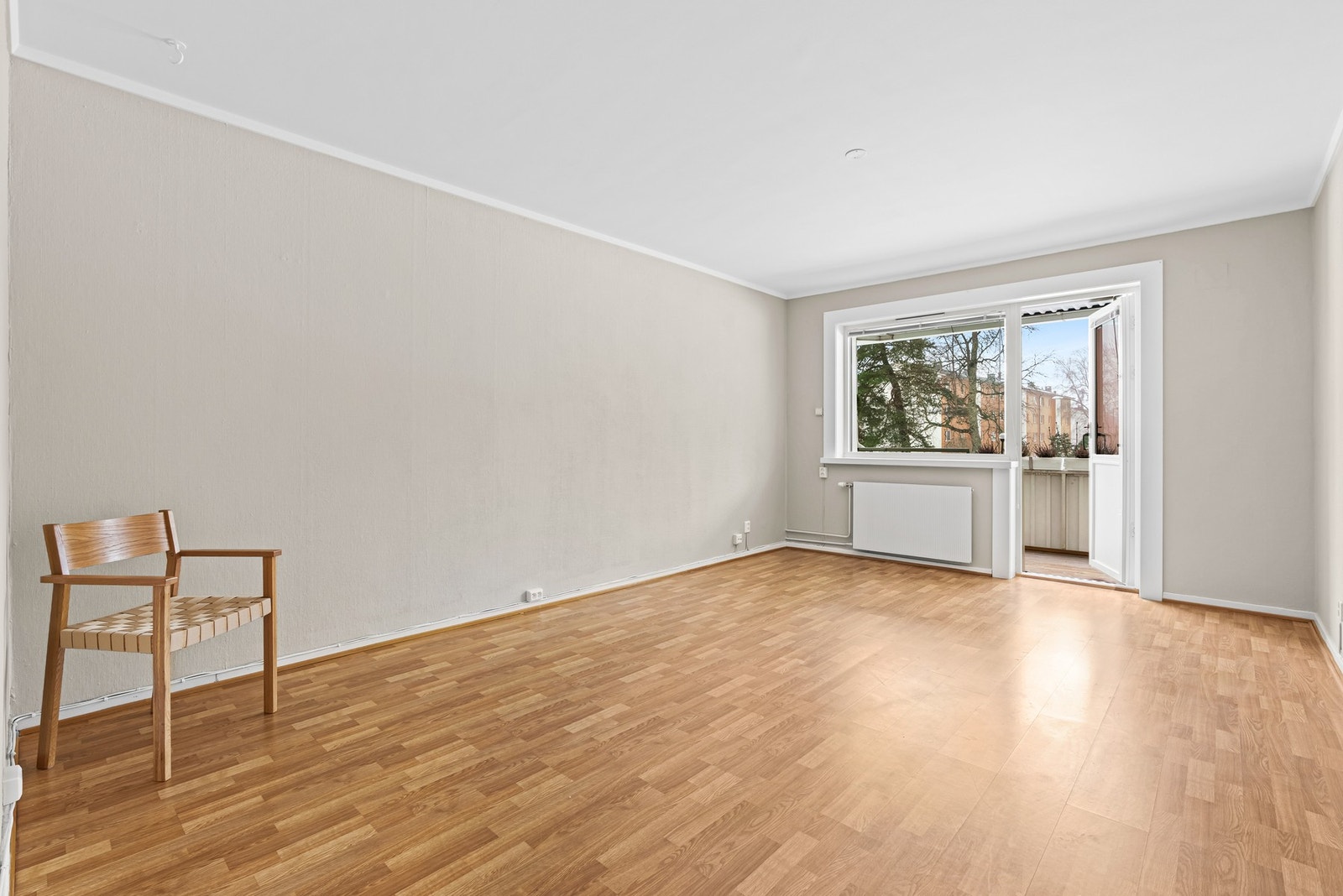 Leiligheten har en romslig stue med gode lysforhold. Store vindusflater mot vest sørger for godt med naturlig lysinnslipp. Galleribilde