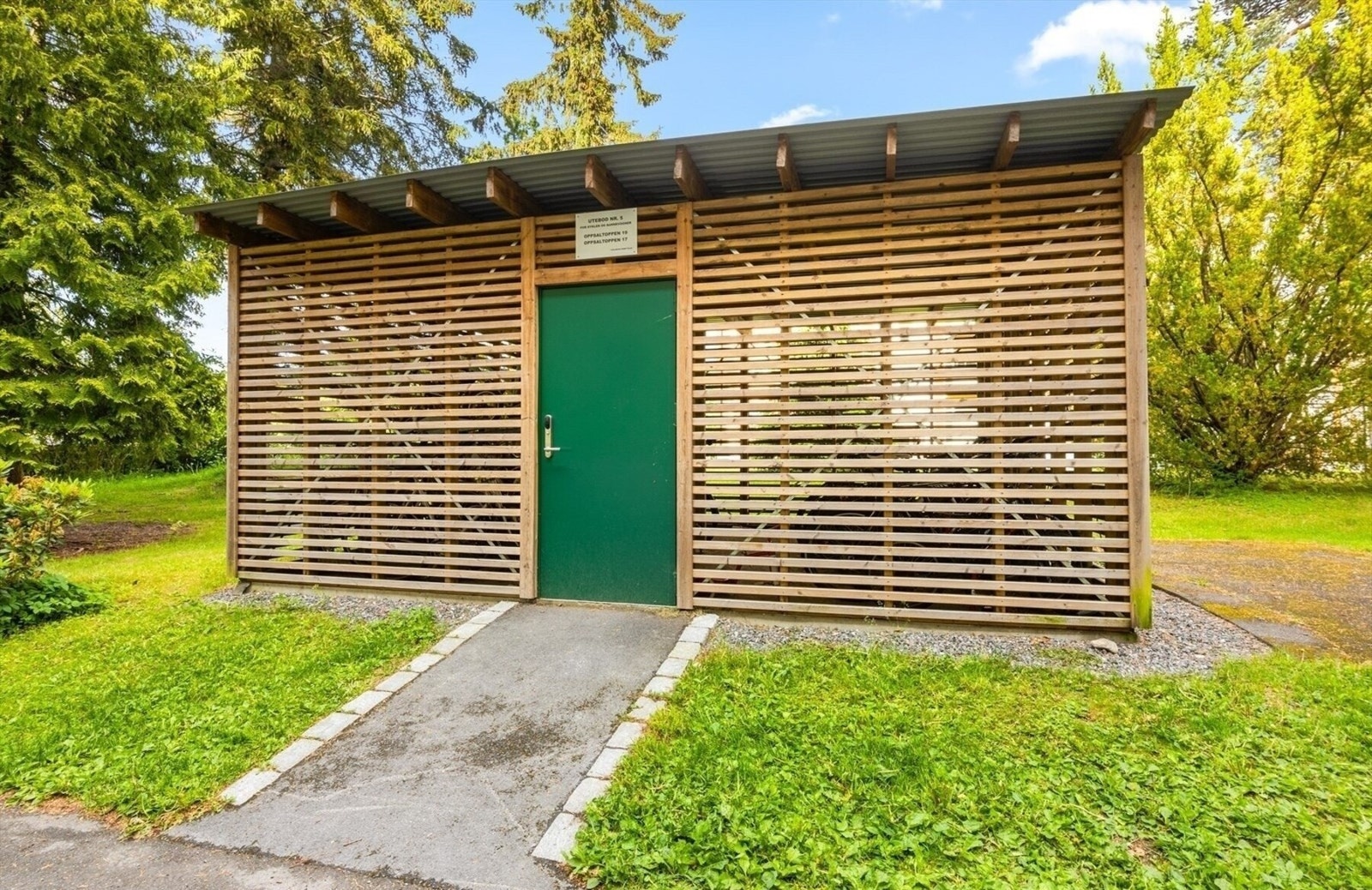 Beboere har tilgangs på felles sykkelparkering. Det er også fellesvaskeri som man har tilgang til. Galleribilde