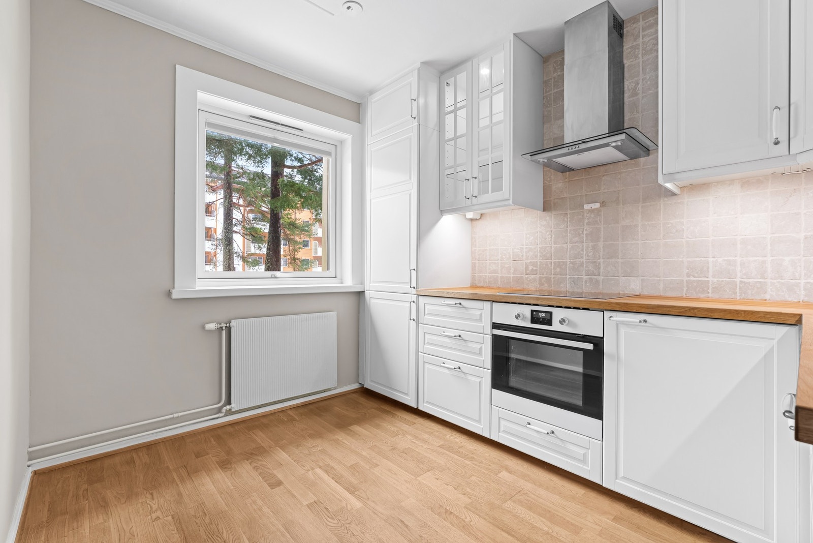 Kjøkkenet er fra ca. 2010 og har plass til spisebord. Innredningen har lyse profilerte fronter, overskap med dempefunksjon, fliser over benkeflater og rikelig med oppbevaringsplass. Galleribilde