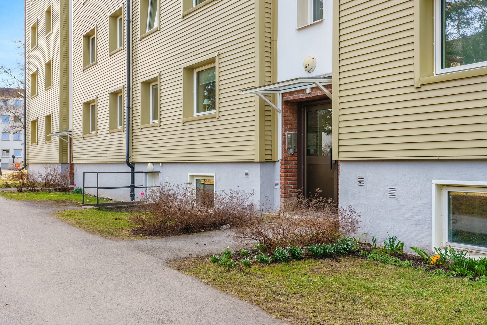 Borettslaget har asfalterte internveier, og er opparbeidet med plenarealer, prydbusker og trær. Galleribilde