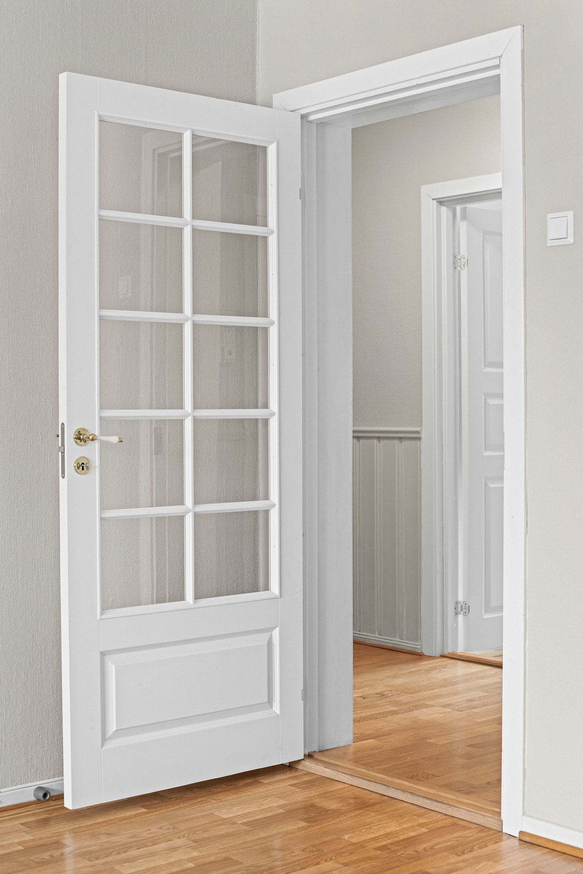 Sprosset, klassisk dør skiller stuen fra entrè. Vi tar turen videre inn på kjøkkenet. Galleribilde