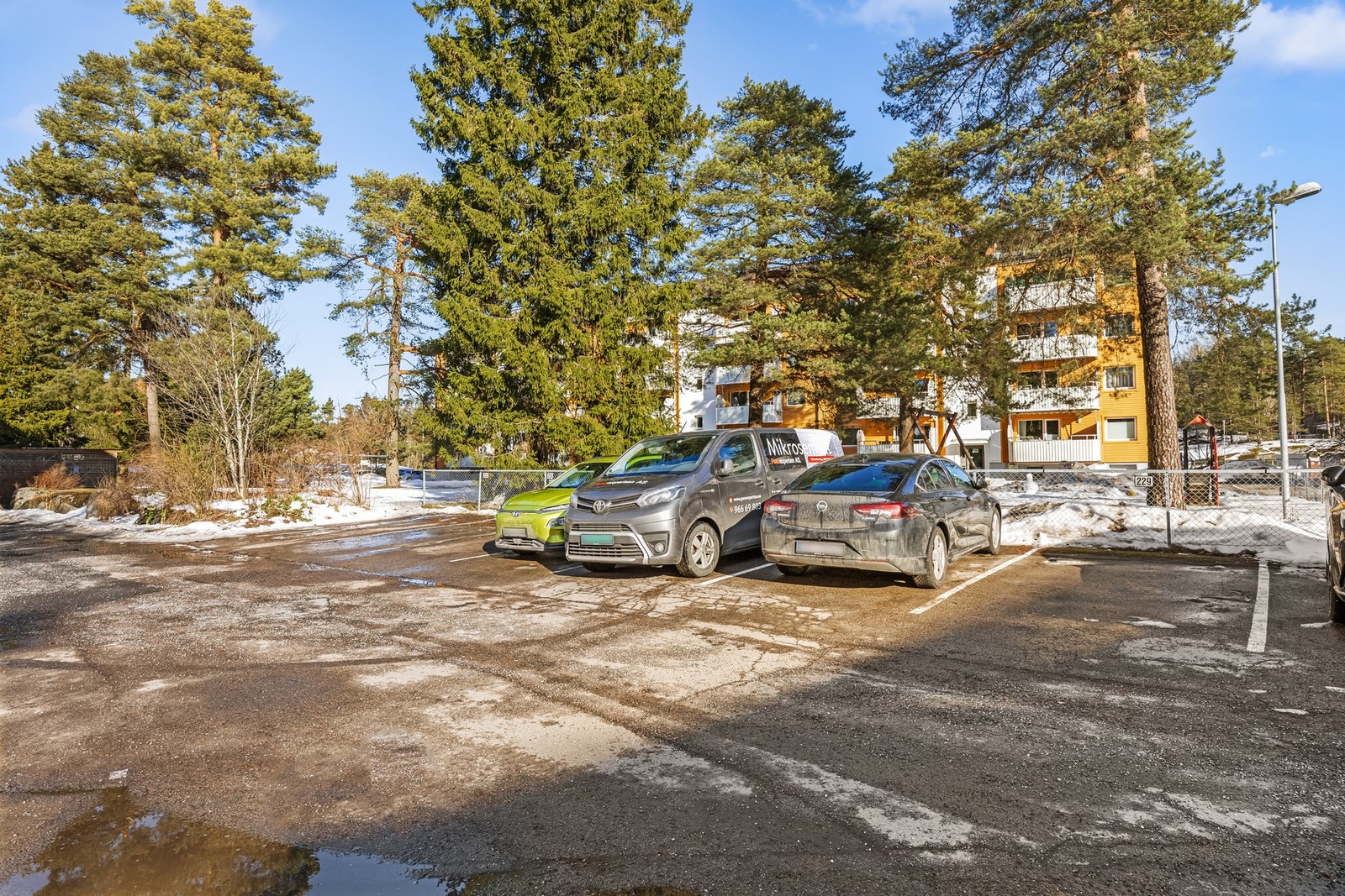 Fuglemyra borettslag har i overkant av 300 parkeringsplasser som leies ut etter ventelister. Borettslaget har ca. 35 sirkulasjonsladeplasser for el-biler. Galleribilde