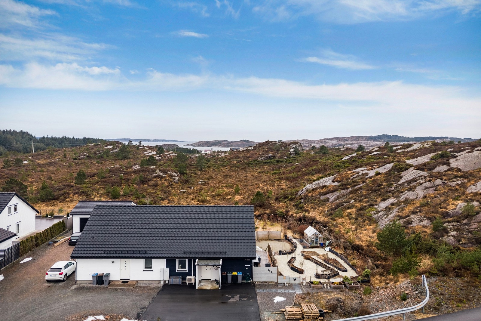 - Ca. 30 minutter til Straume og ca. 45 minutter til Bergen med bil - Galleribilde