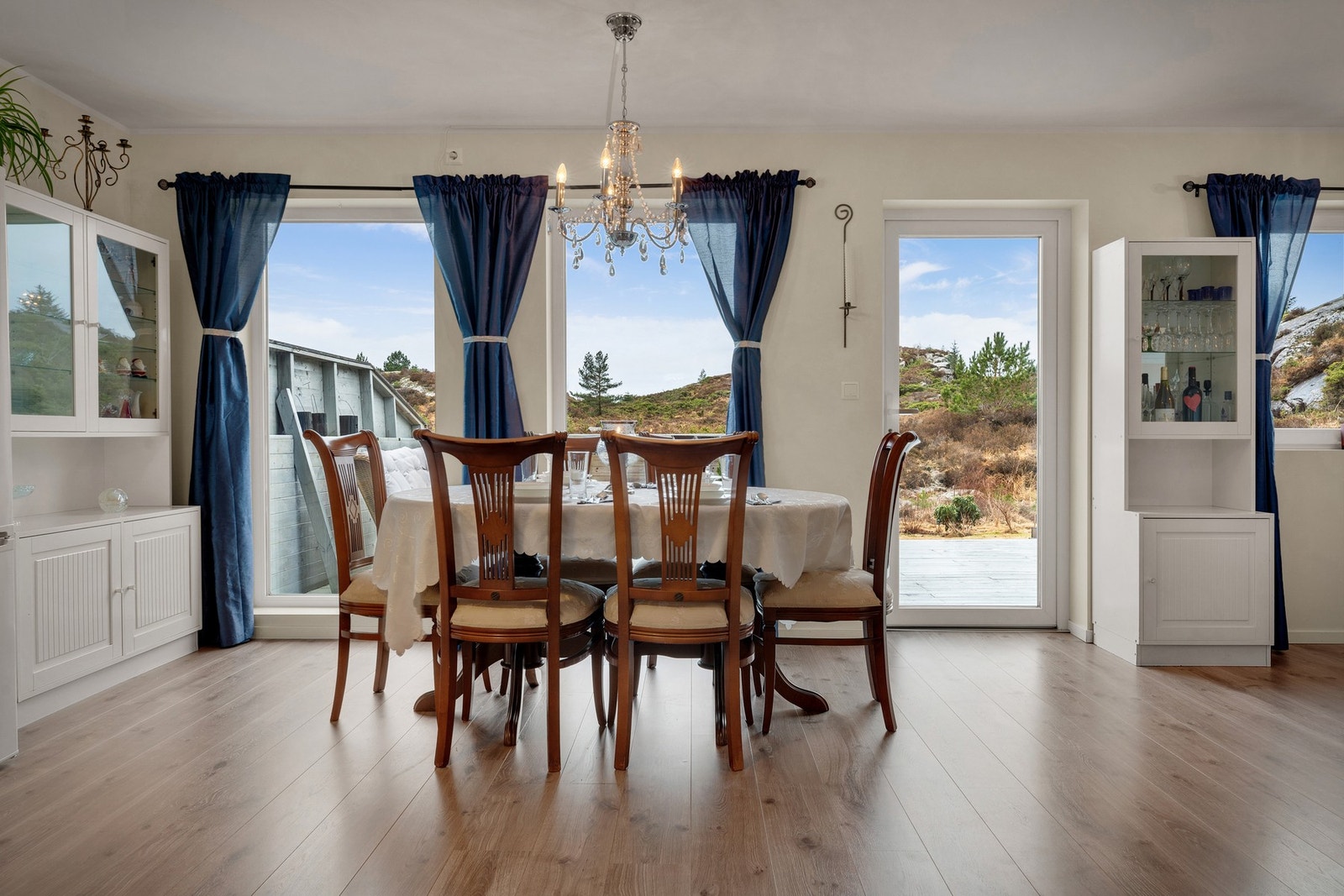 - Legg merke til de store vindusflatene som sørger for rikelig med naturlig lys-innslipp - Galleribilde