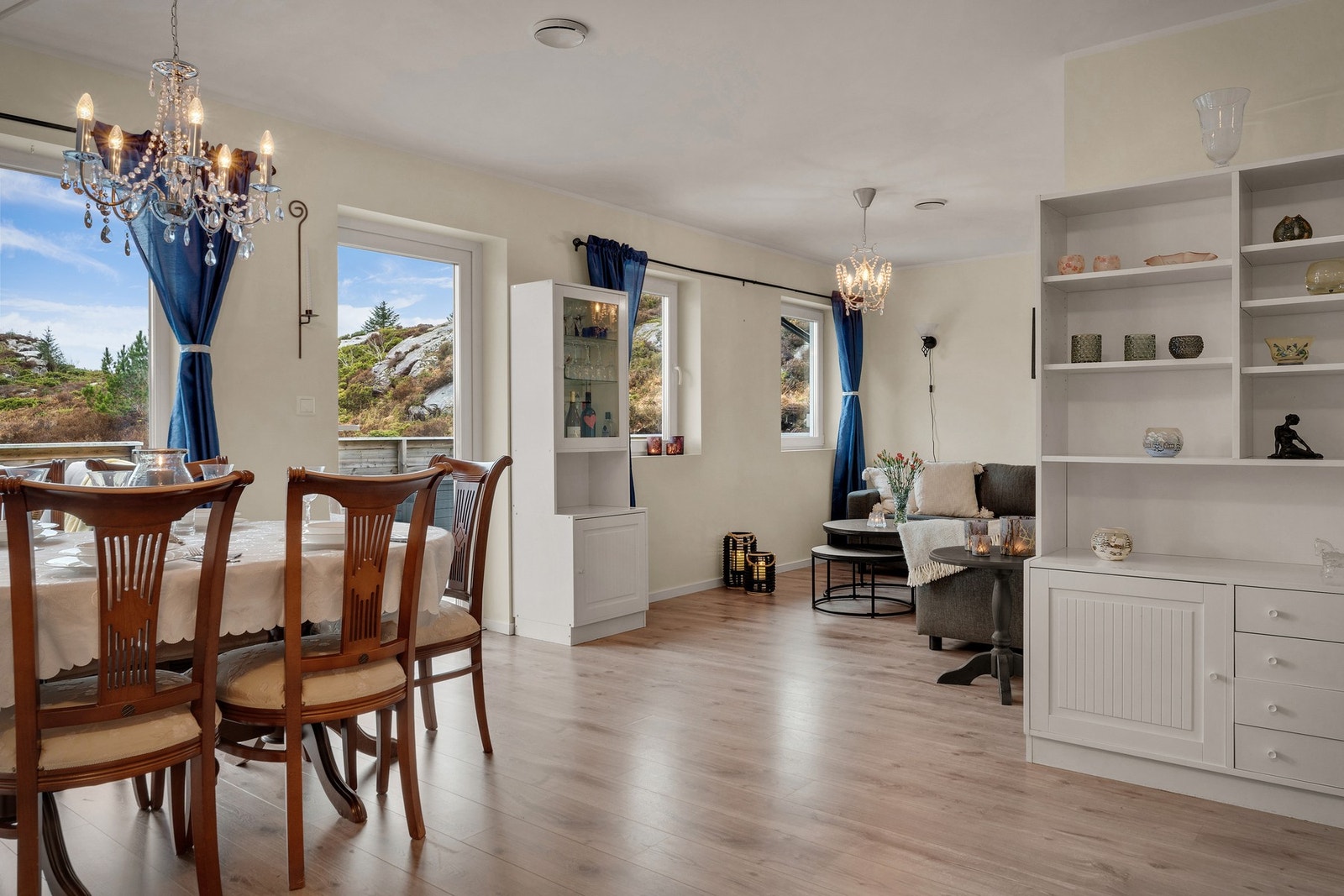 - Det er både plass til sofakrok og spisebord, selger har nemlig hatt langbord til 20 personer! - Galleribilde