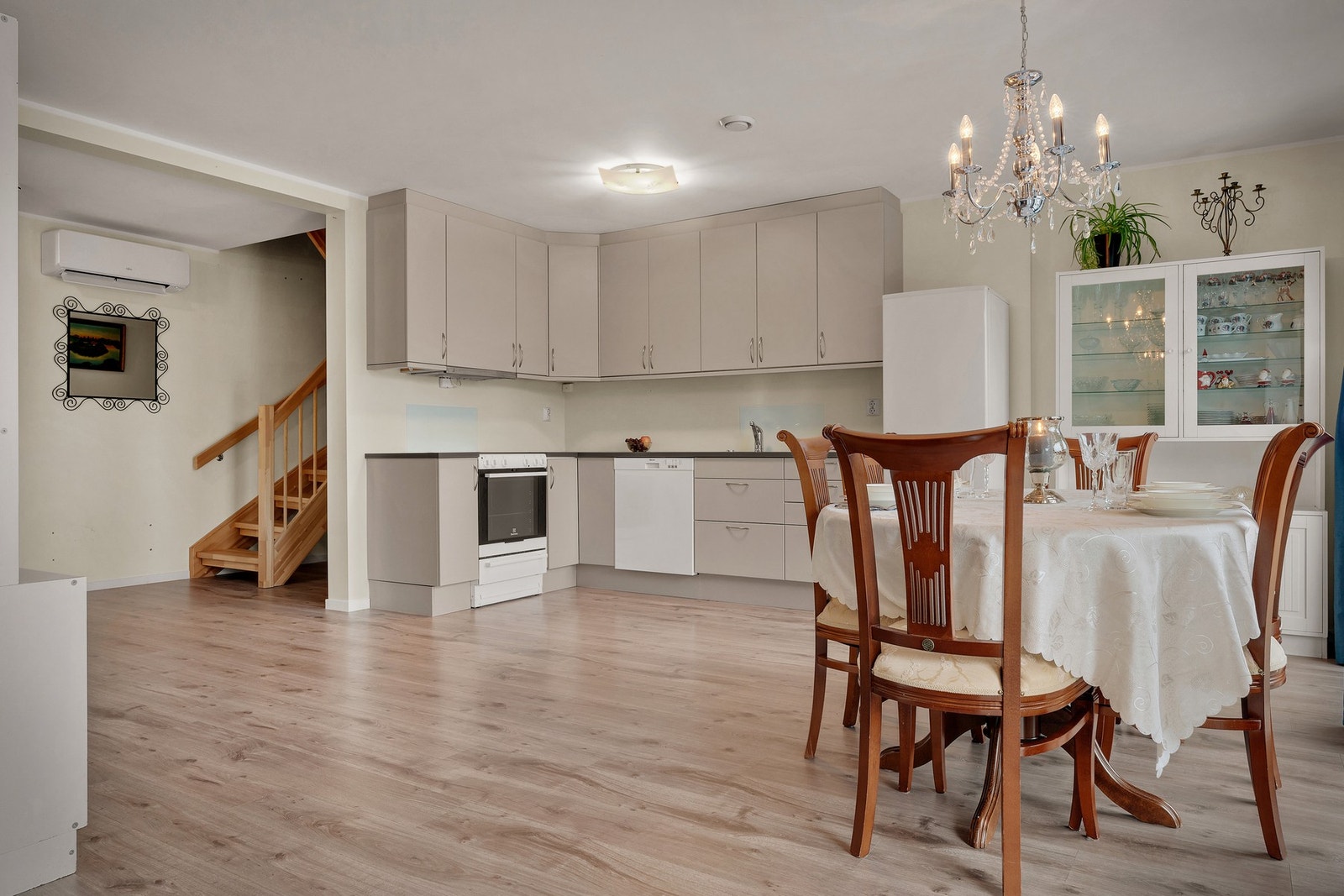 - Boligen har balansert ventilasjon og ny varmepumpe som ble installert i 2025 - Galleribilde