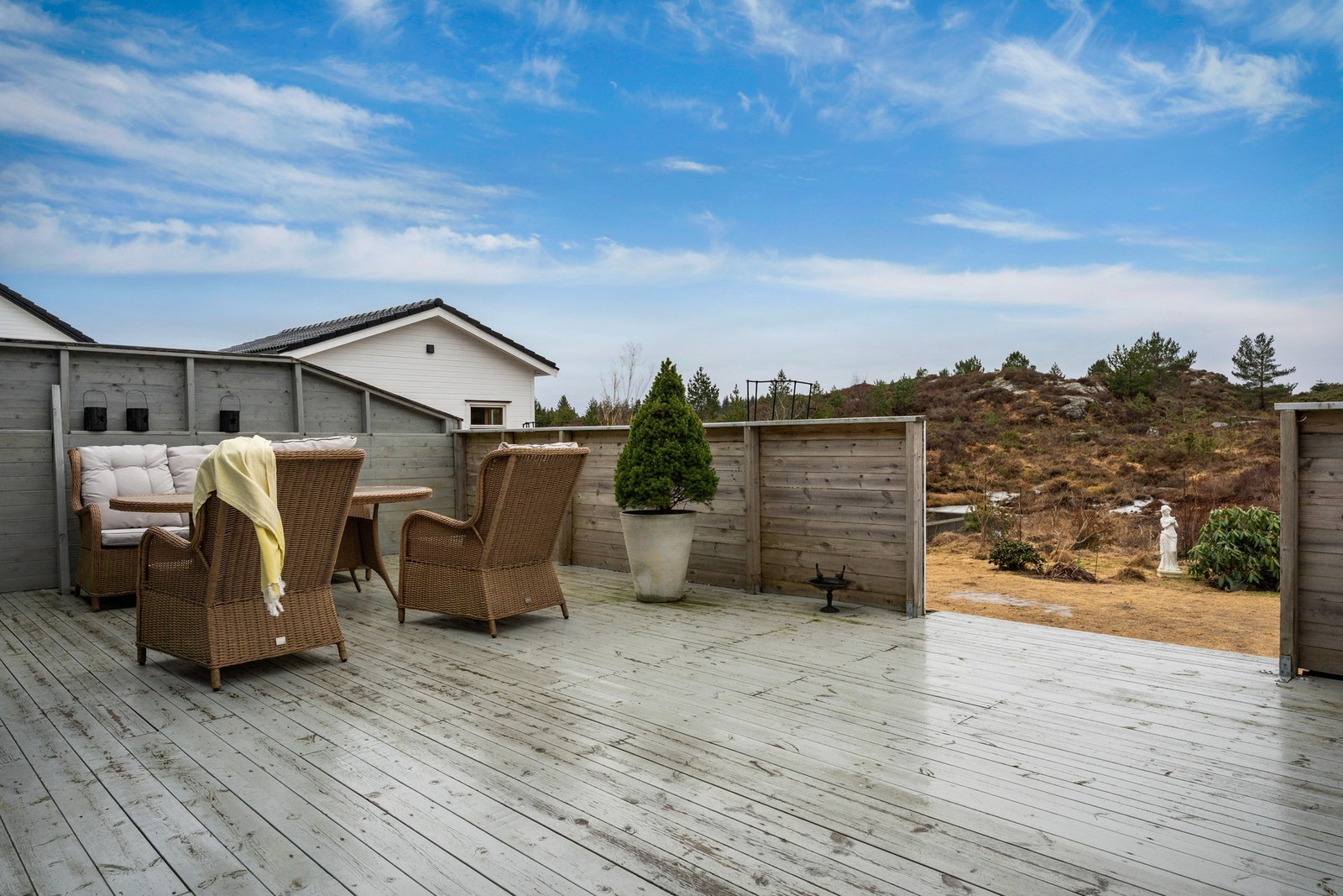 - Her kan solen nytes fra ca. kl. 10.00-21.00 i sommerhalvåret - Galleribilde