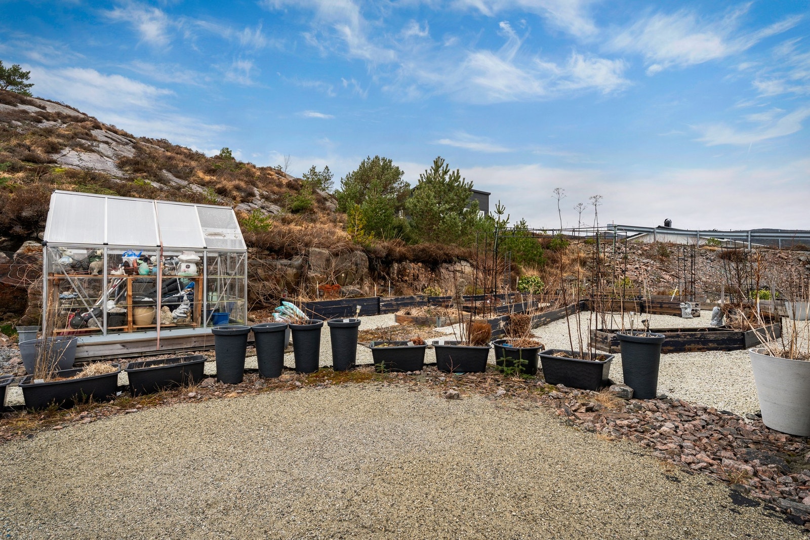 - Eiendommen byr på flotte uteområder hvor du med grønne fingre virkelig kan boltre deg - Galleribilde