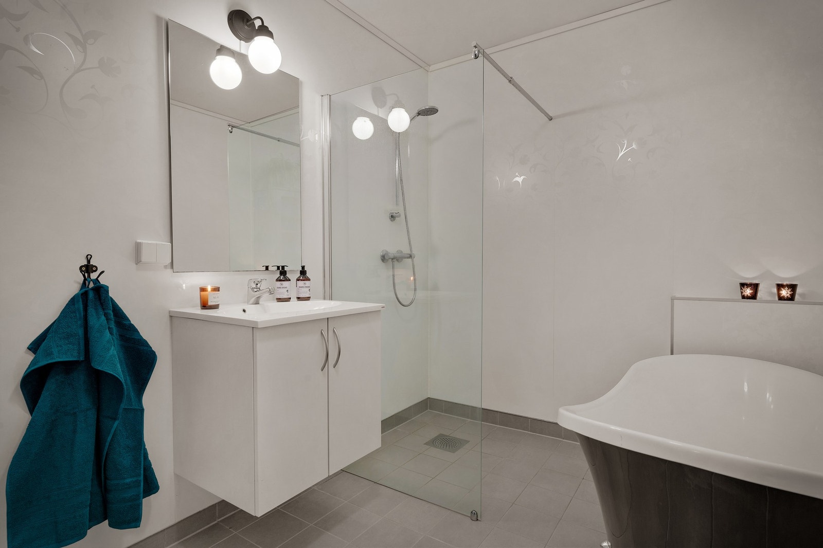 - Badet inneholder både badekar og dusj - Galleribilde