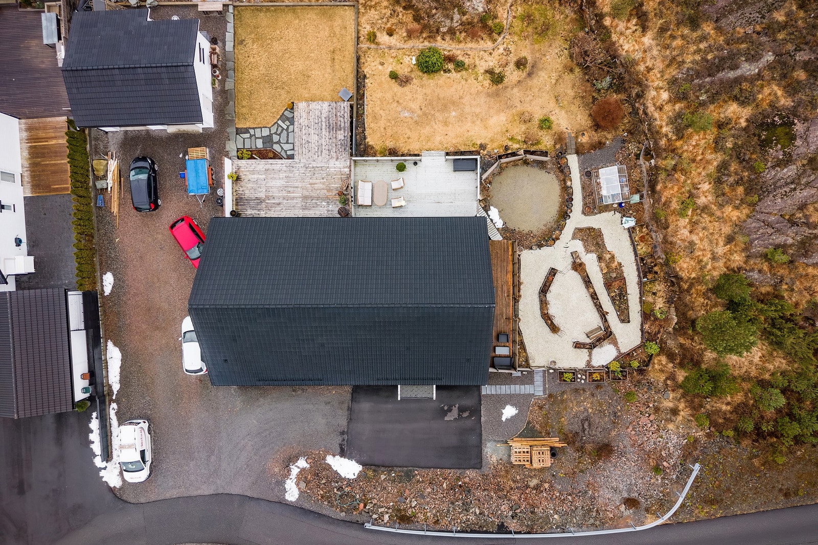 - Oversiktsbilde som viser eiendommens uteområder - Galleribilde