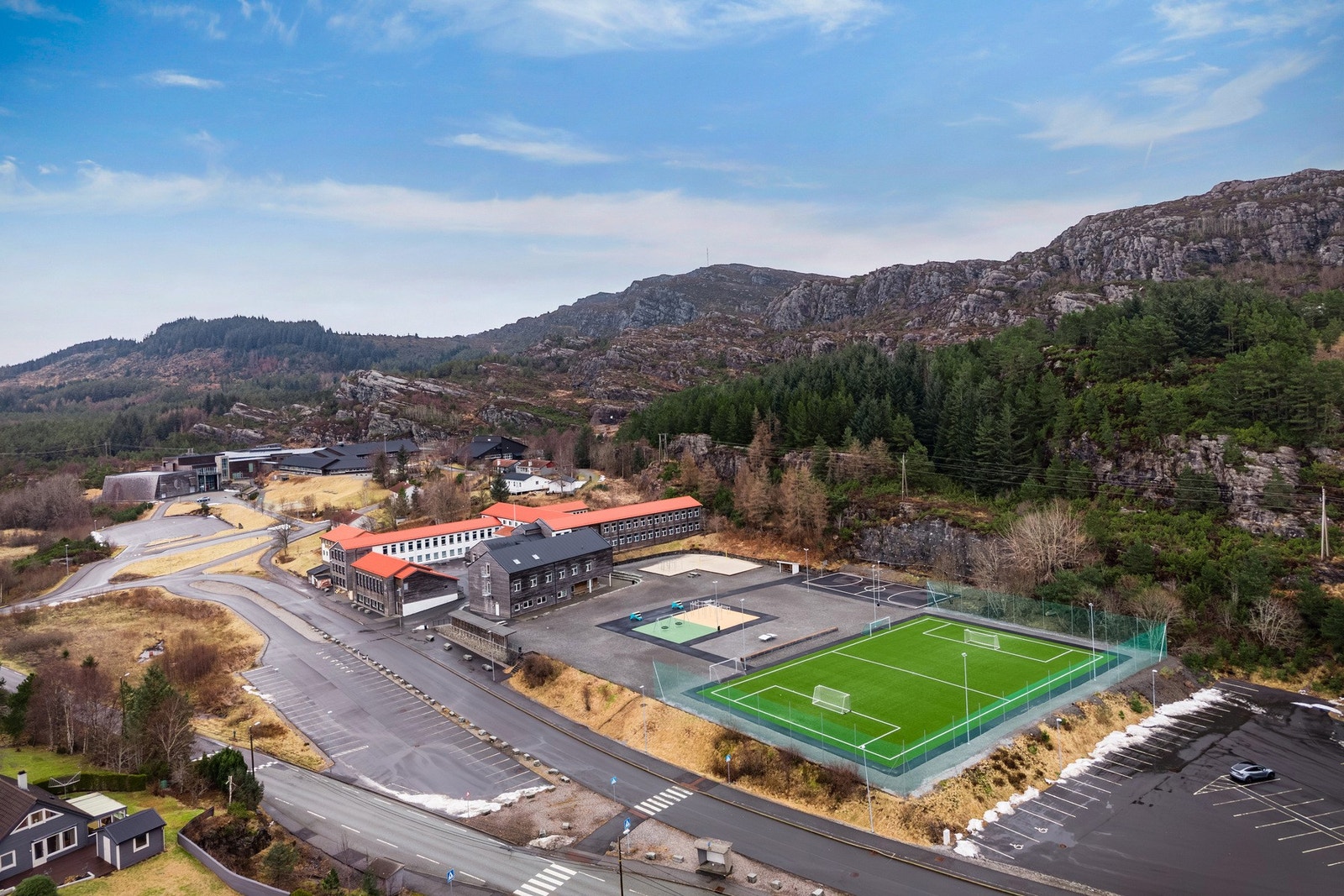 - Stranda skole (1.-10. trinn) og barnehage ligger ca. 4 minutters kjøretur fra boligen, og kan også nås til fots på rundt 20 minutter - Galleribilde