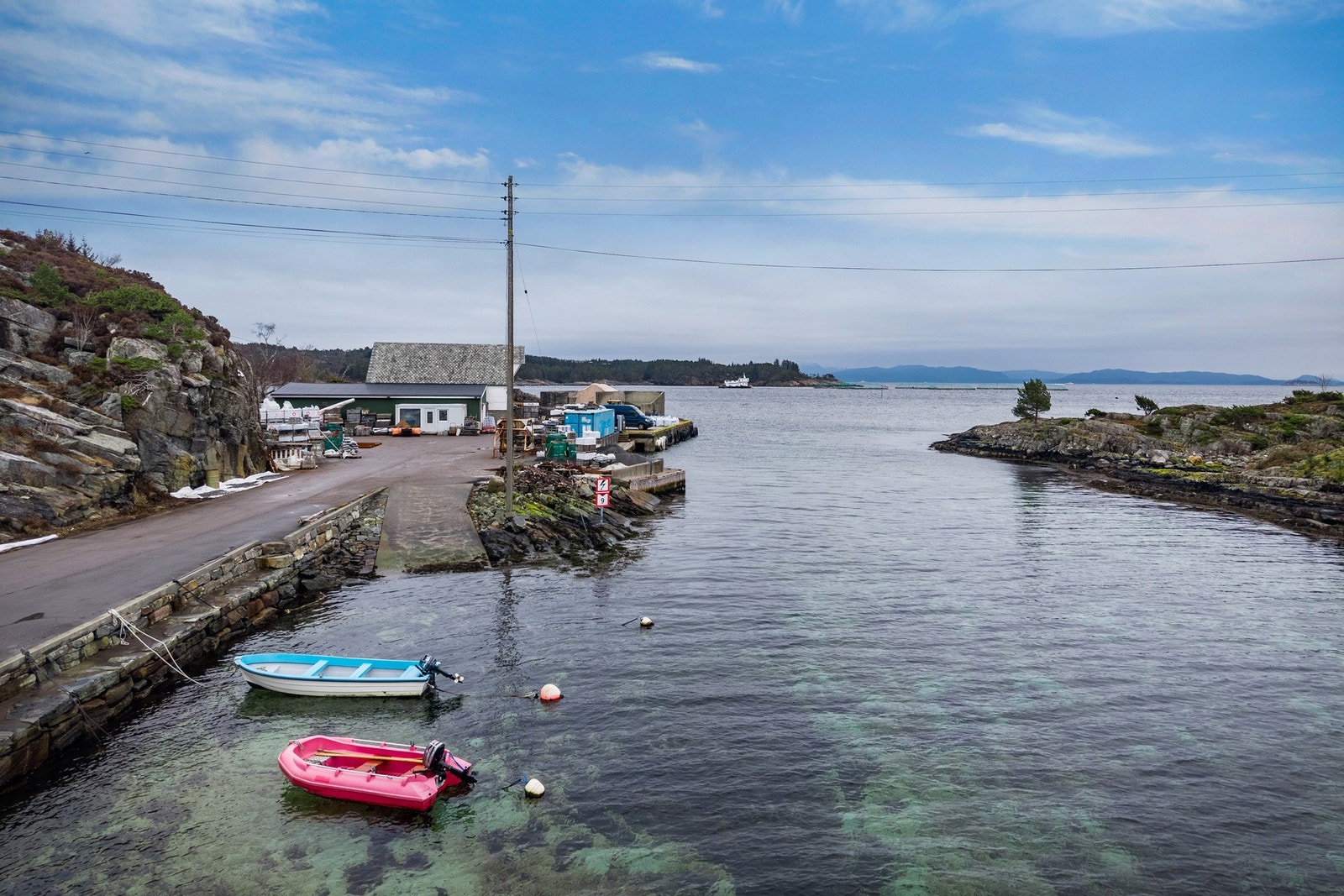 - Kun ca. 4 minutters kjøretur unna ligger Kleppsvik på kaien, hvor du finner både drivstoffpumpe for båter og salg av blant annet sand, singel, stein og andre masser - Galleribilde