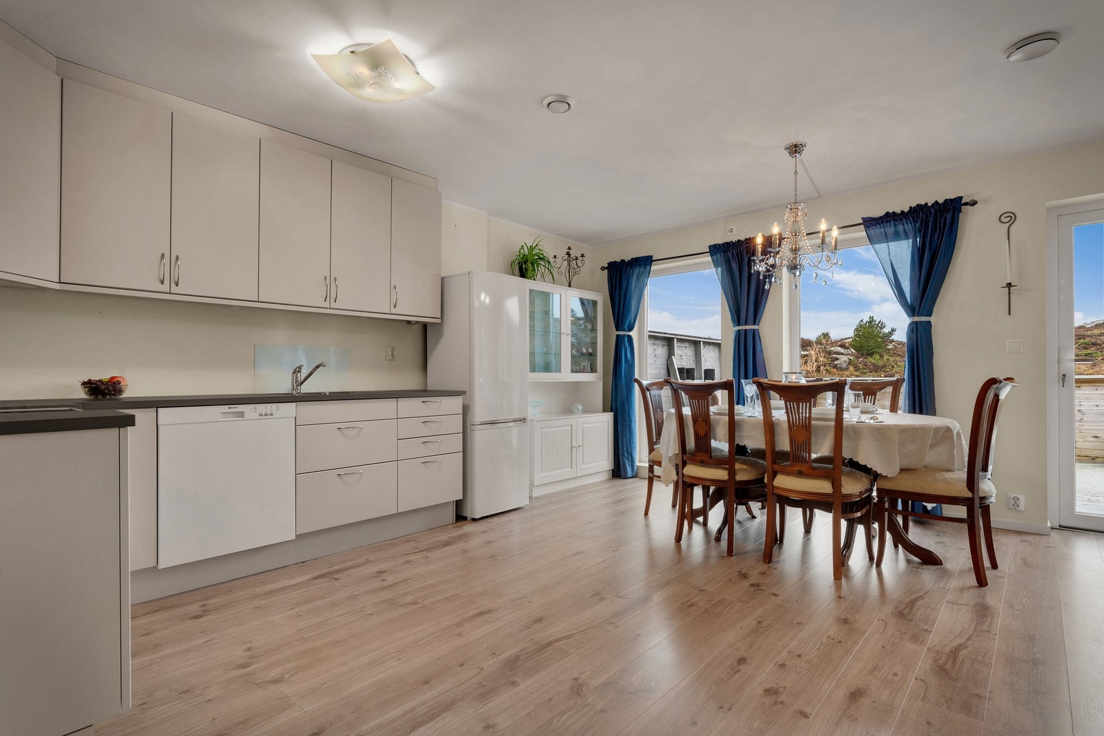 - Åpen stue/kjøkken løsning på 32,9 m² - Galleribilde