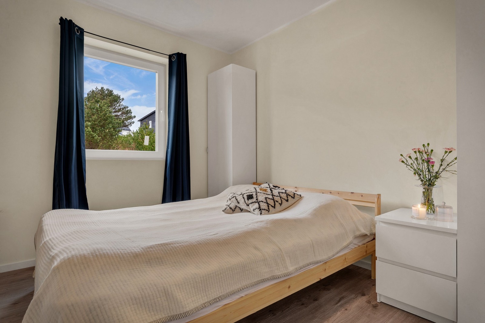 - Det er ett (mulighet for to) soverom i 1. etasje og to soverom i 2. etasje. Soverom nr. 1 måler 9,5 m² - Galleribilde