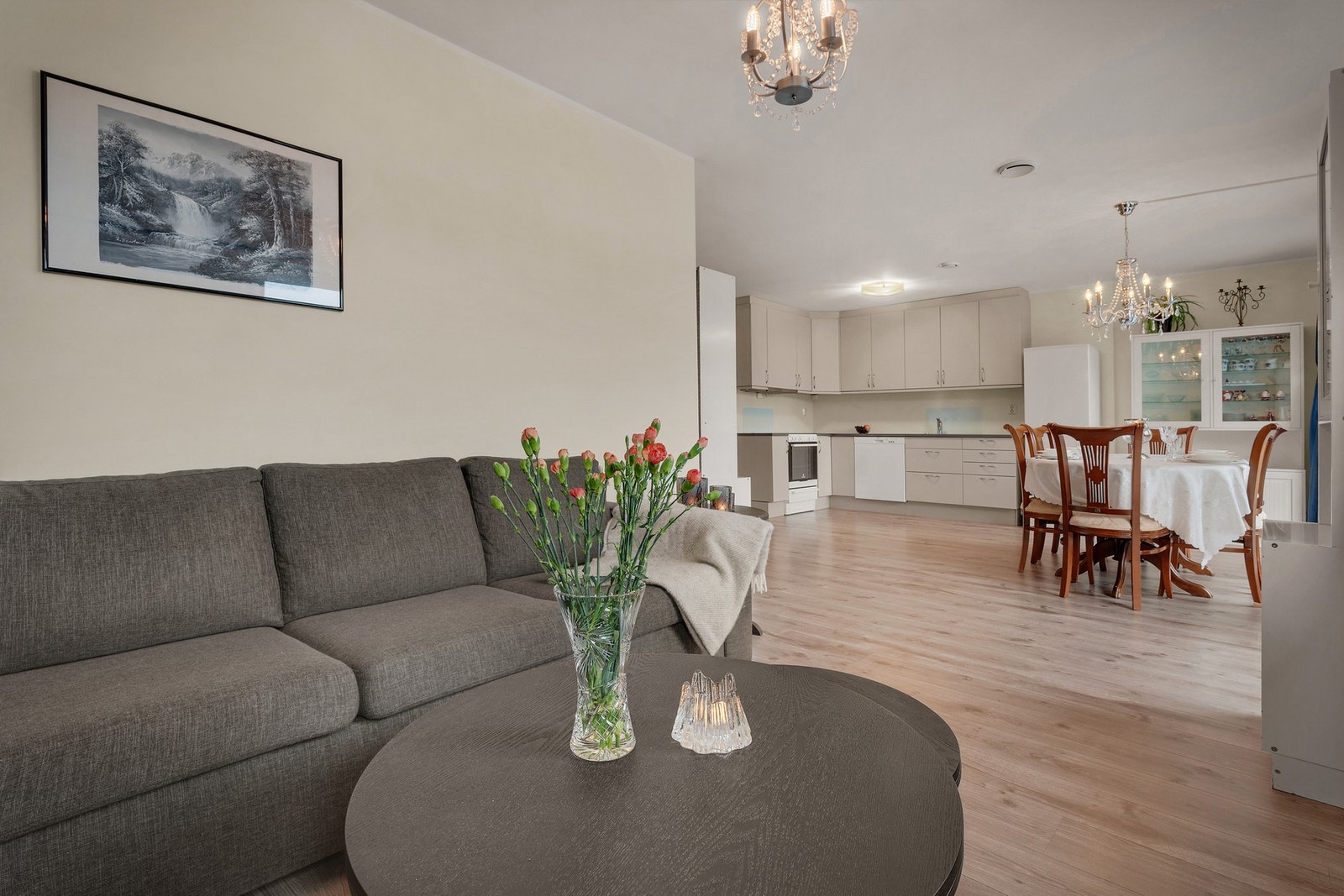 - Laminatgulv i alle rom, med unntak av bad og vaskerom som har flislagte gulv - Galleribilde