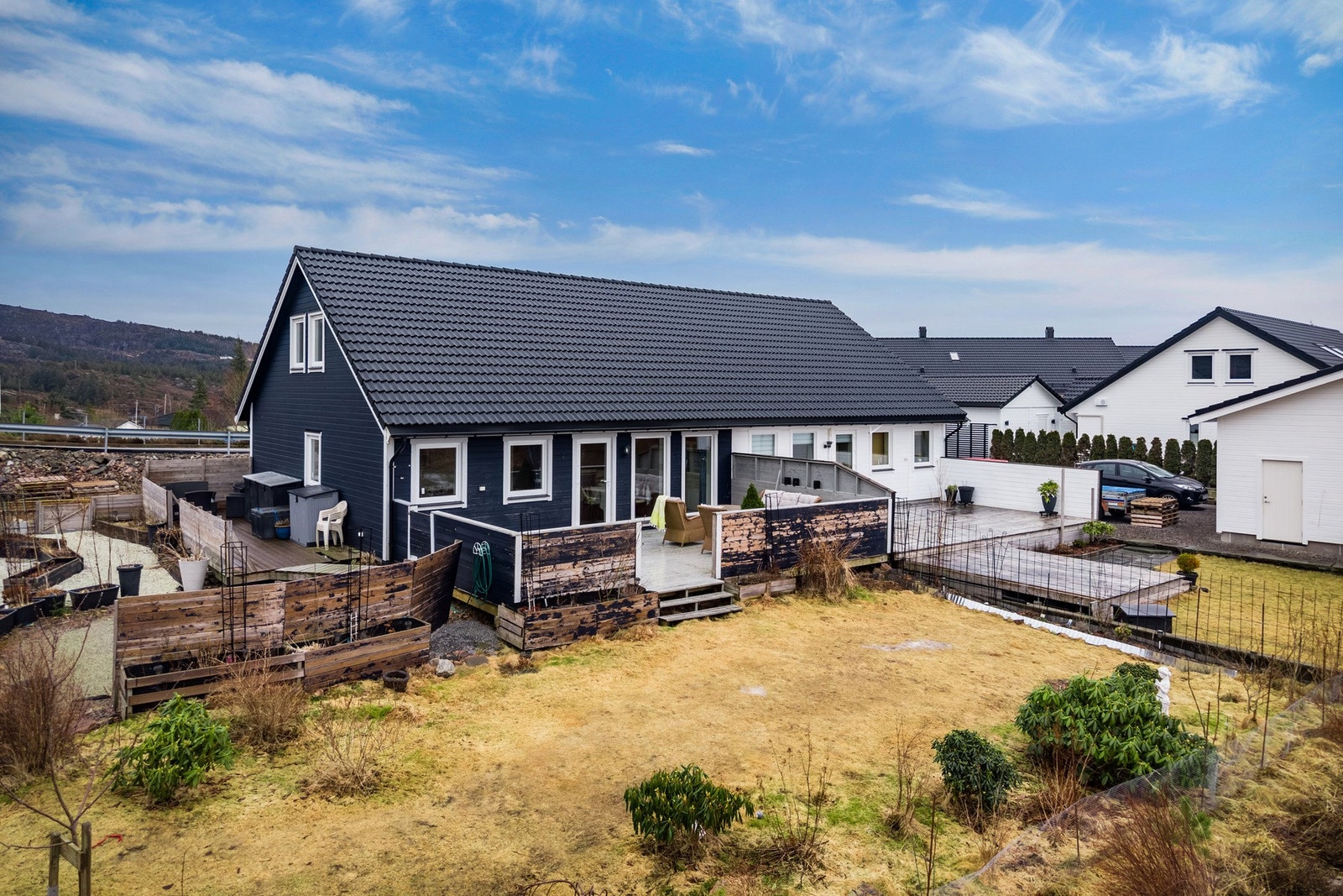 - Opparbeidet tomt med plen, hevede bed, drivhus og flere frukttrær - her ligger alt til rette for å skape din egen grønne oase - Galleribilde