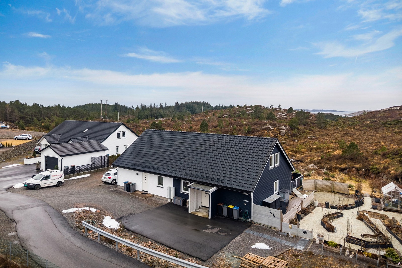 - Her bor du fredfullt med turstier bare 2 minutter fra boligen, sjøen som nås på 7 minutters gange med muligheter for bading, padling og SUP, og flere fjellturer finnes innen 5-7 minutters kjøring - Galleribilde