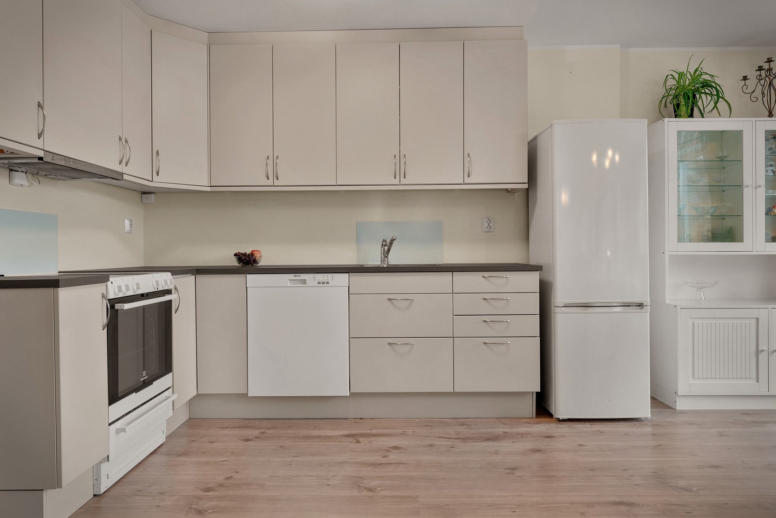 - Kombi kjøl/frys, komfyr og oppvaskmaskin medfølger - Galleribilde