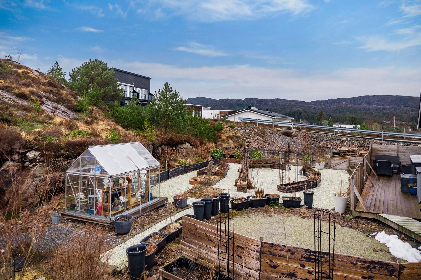 - I tillegg til terrassen på fremsiden av boligen finner du også en terrasse på 20,7 m², hvor man har solen fra ca. kl. 15.30 til ca. 21.00 - Galleribilde