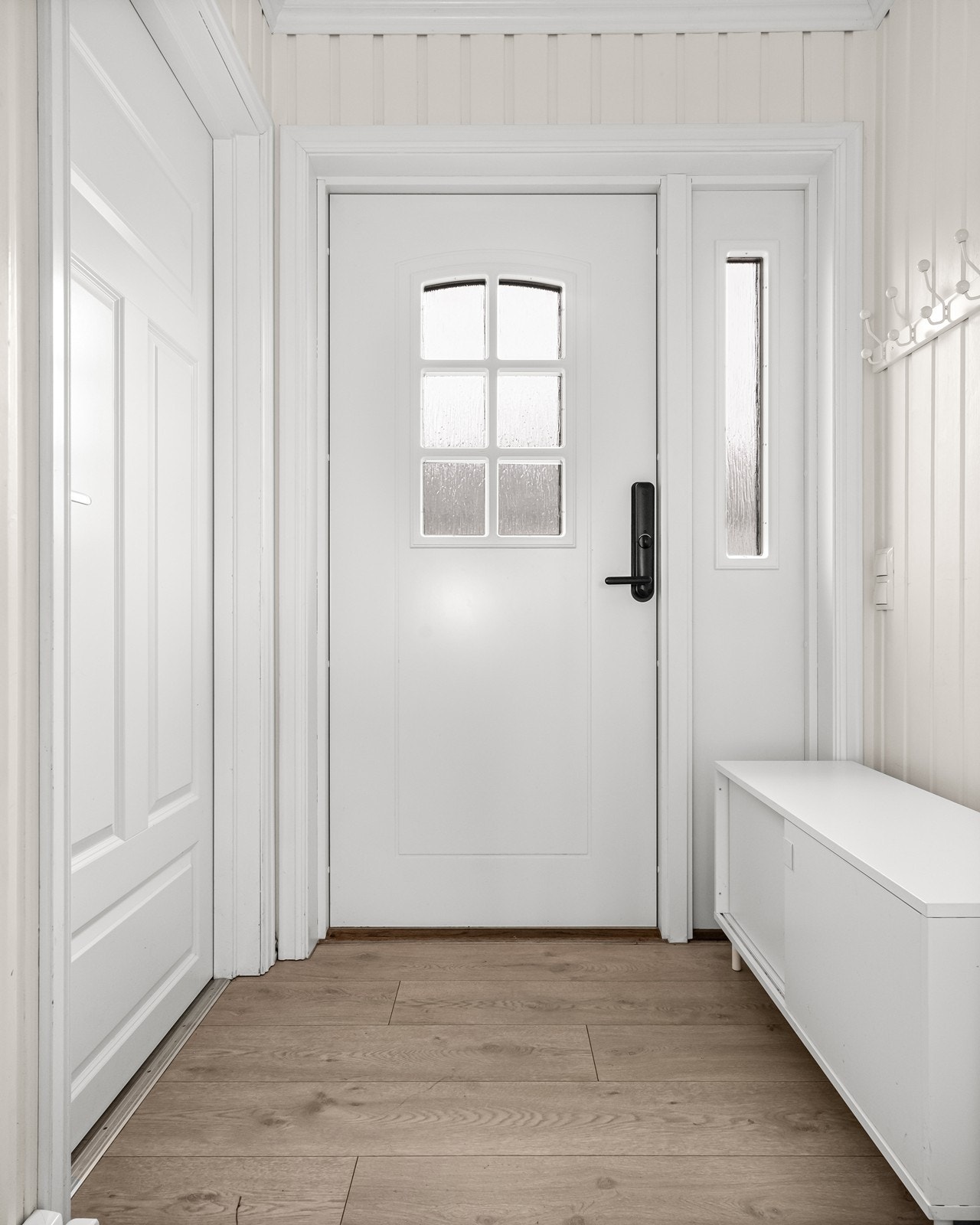 Lys og hyggelig gang, ønsker deg velkommen inn! Galleribilde