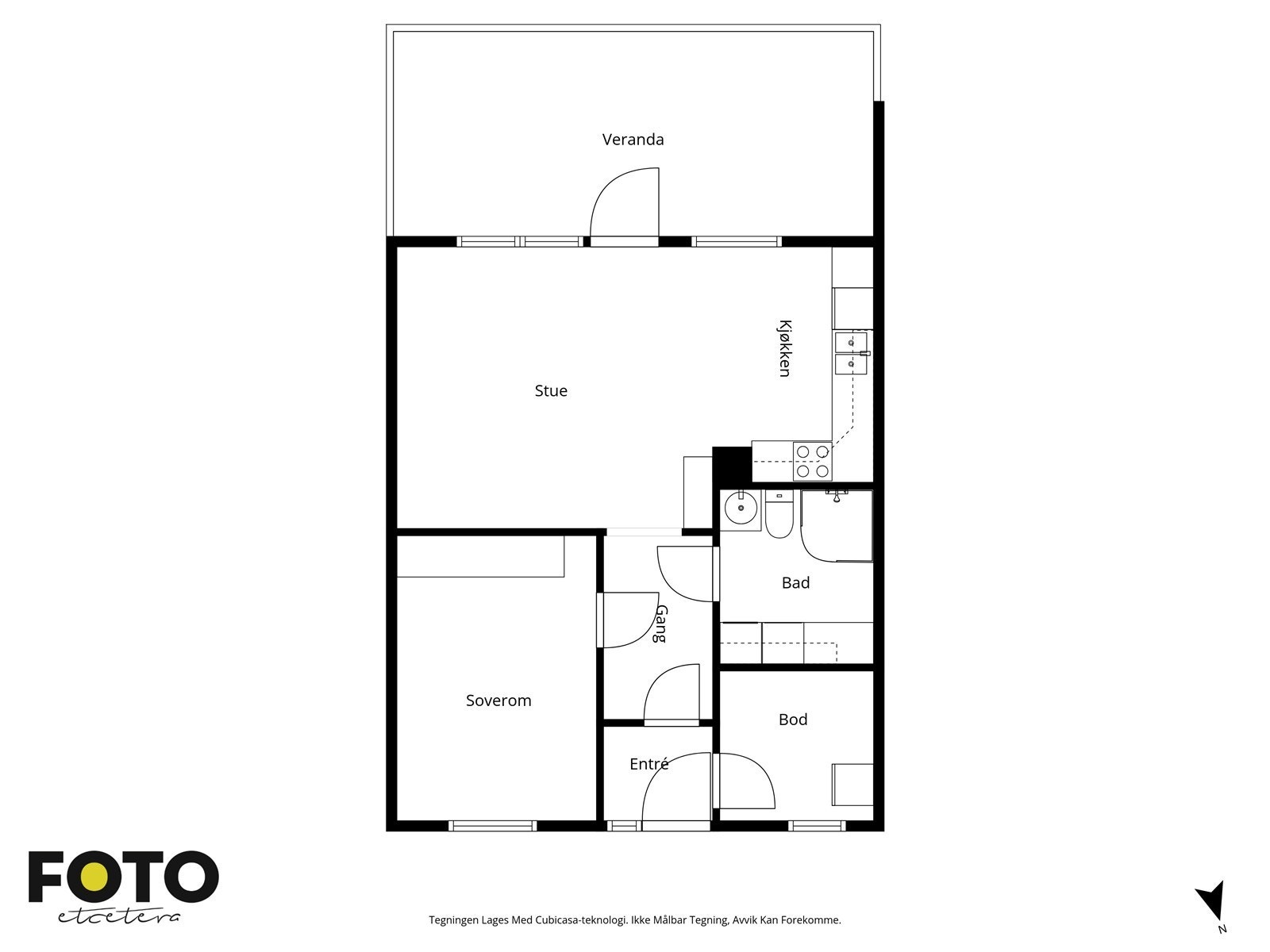 Plantegningen viser en praktisk planløsning med åpen kjøkkenløsning mot stuen, som gir en romslig oppholdsplass. Verandaen gir enkel tilgang til uteområdet fra stuen. Galleribilde