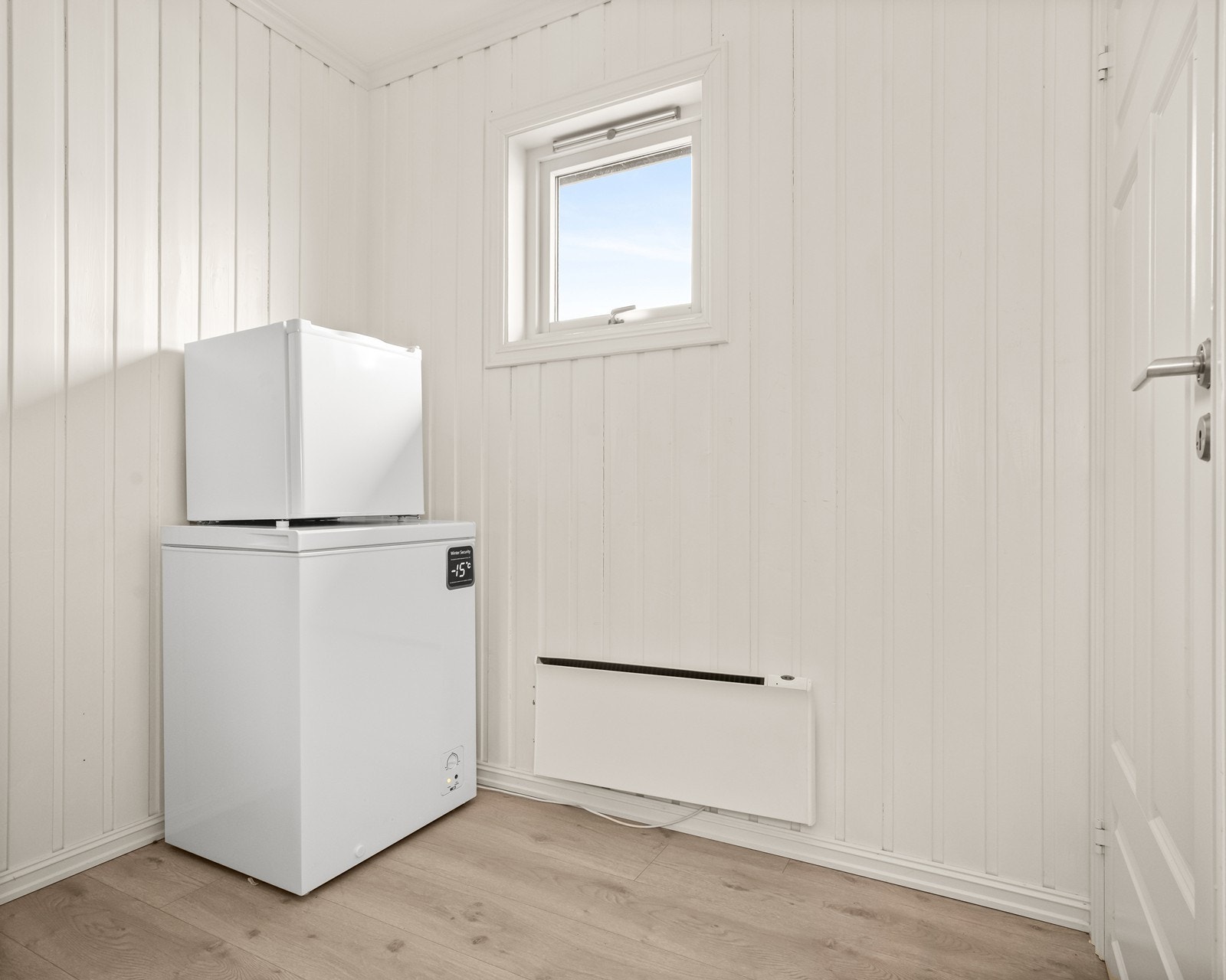 Et lite vindu gir naturlig lys inn i rommet, og panelovn sørger for jevn oppvarming i boden. Galleribilde