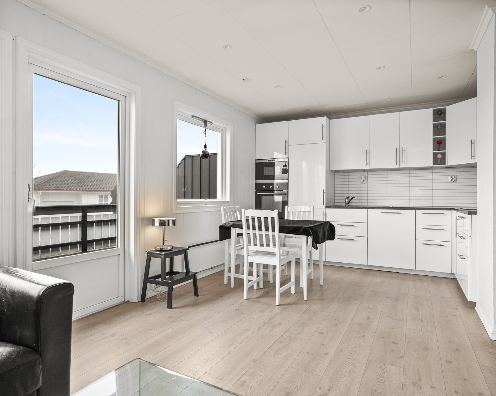 Store vindusflater gir godt med naturlig lys. Galleribilde