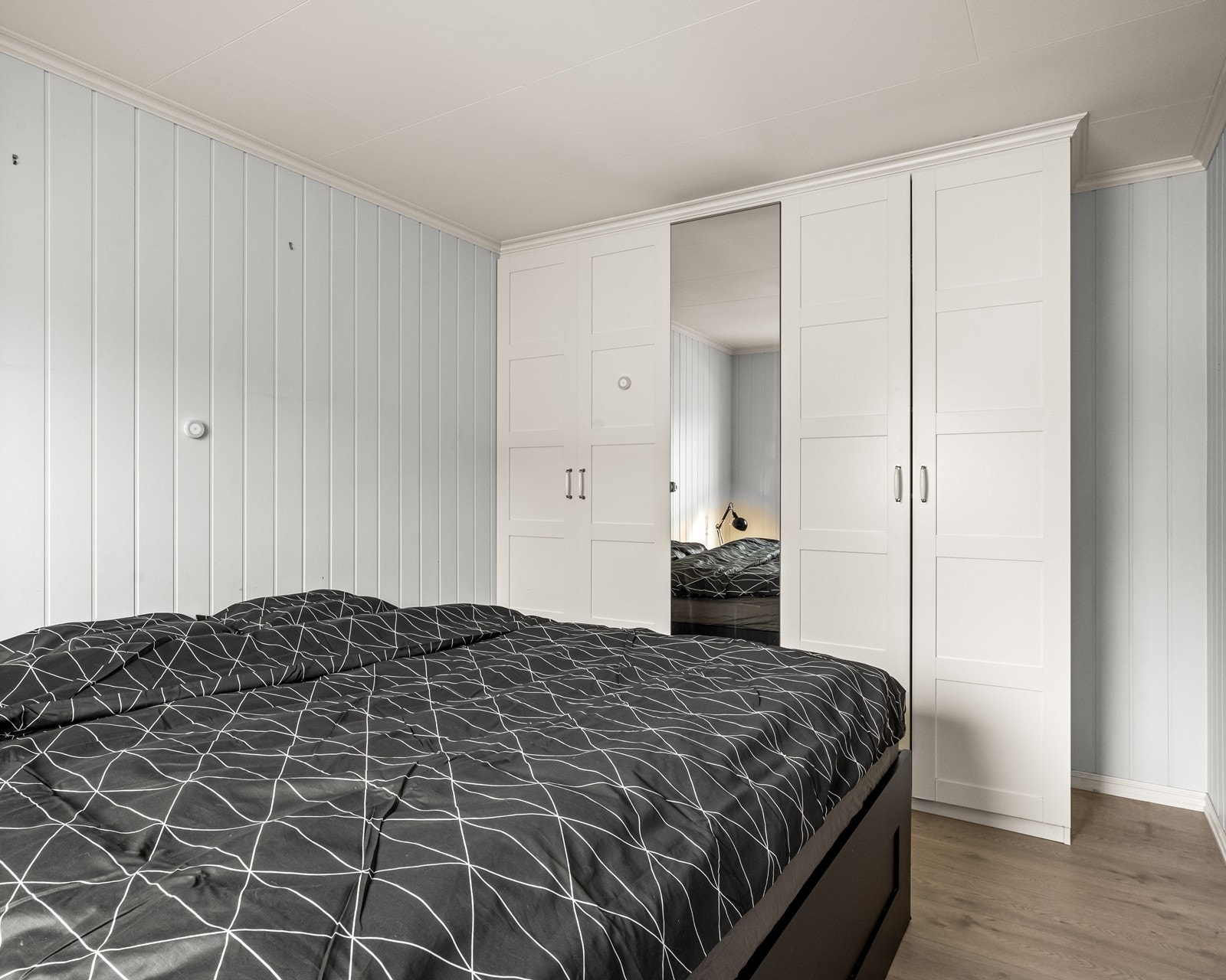 Garderobeskap på soverommet gir praktisk oppbevaringsplass. Galleribilde