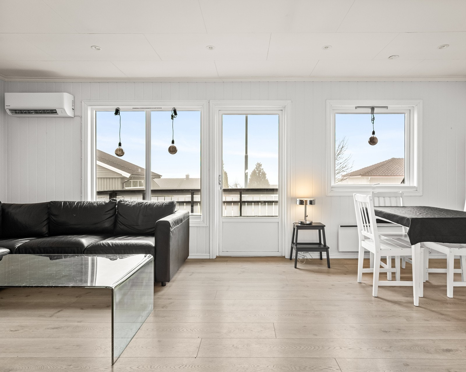 Utgang til terrasse gir enkel tilgang til uteområdet fra oppholdsrommet. Galleribilde