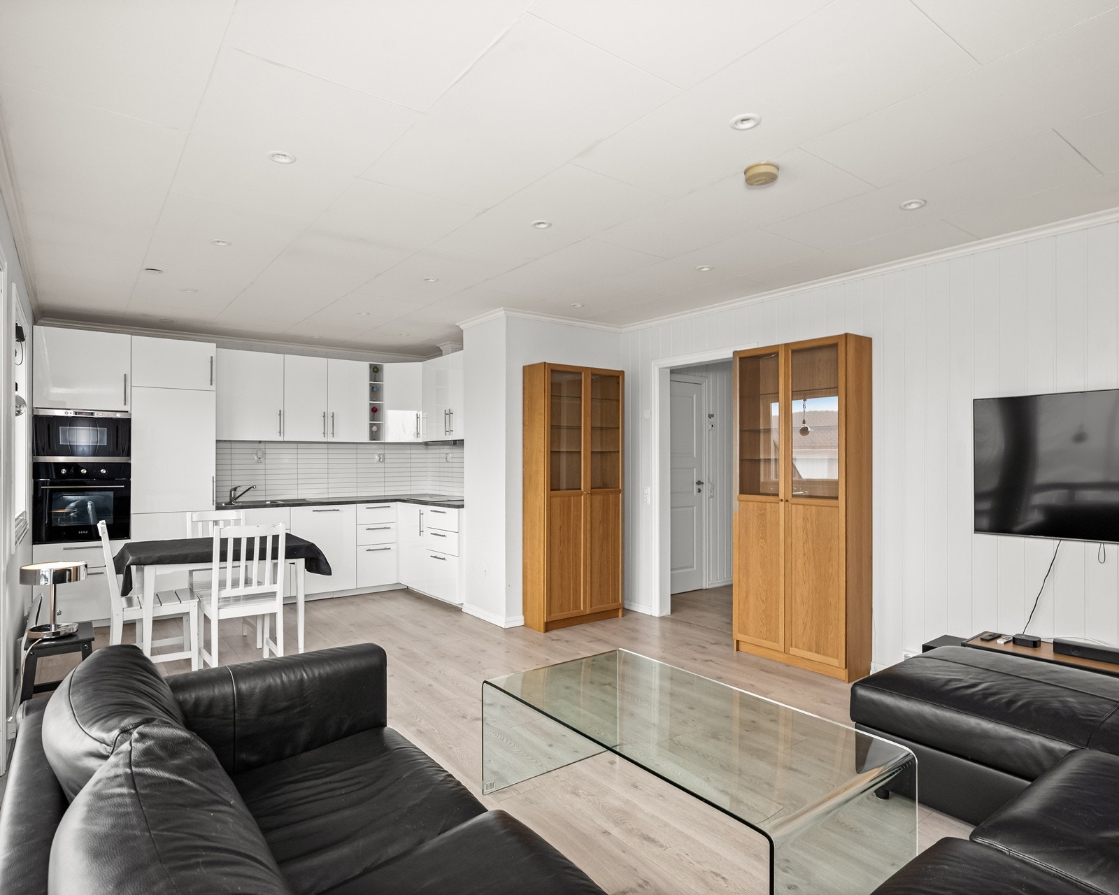 Åpen løsning mot kjøkkenet skaper en sosial atmosfære. Galleribilde