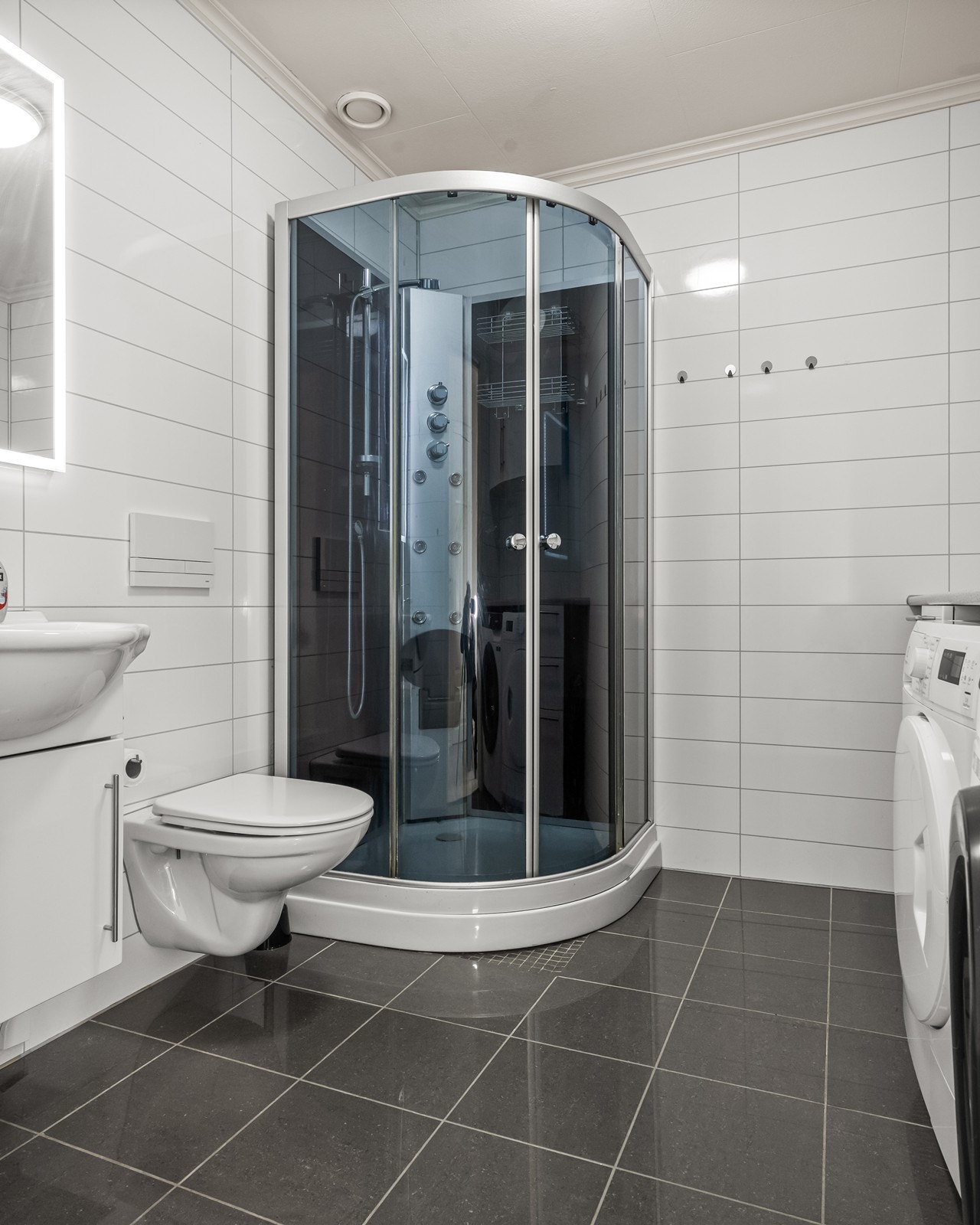 Dusjkabinett og mekanisk ventilasjon sikrer effektiv fukthåndtering på badet. Galleribilde