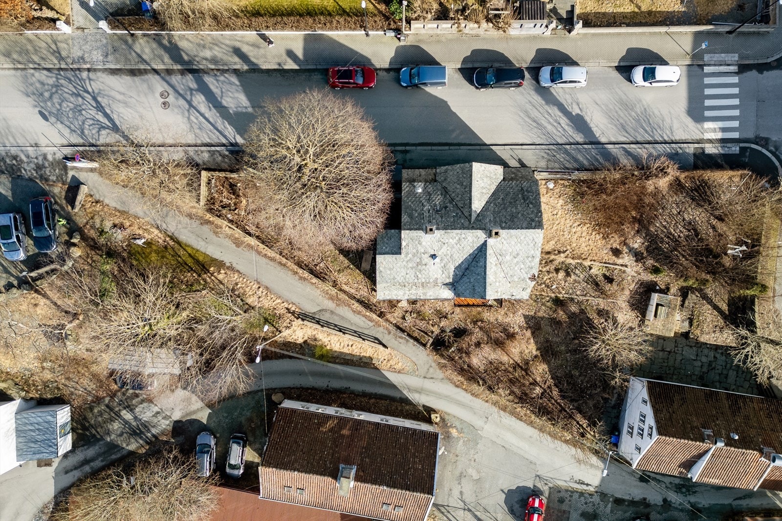 Tomten har en sentral og oversiktlig plassering i kvartalet. Galleribilde