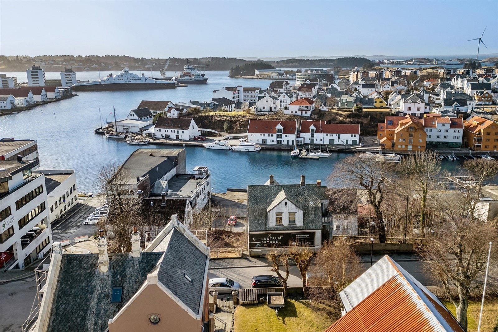 Beliggenheten gir nærhet til sjøen og en effektiv reisevei til Haugesund lufthavn, Karmøy. Galleribilde